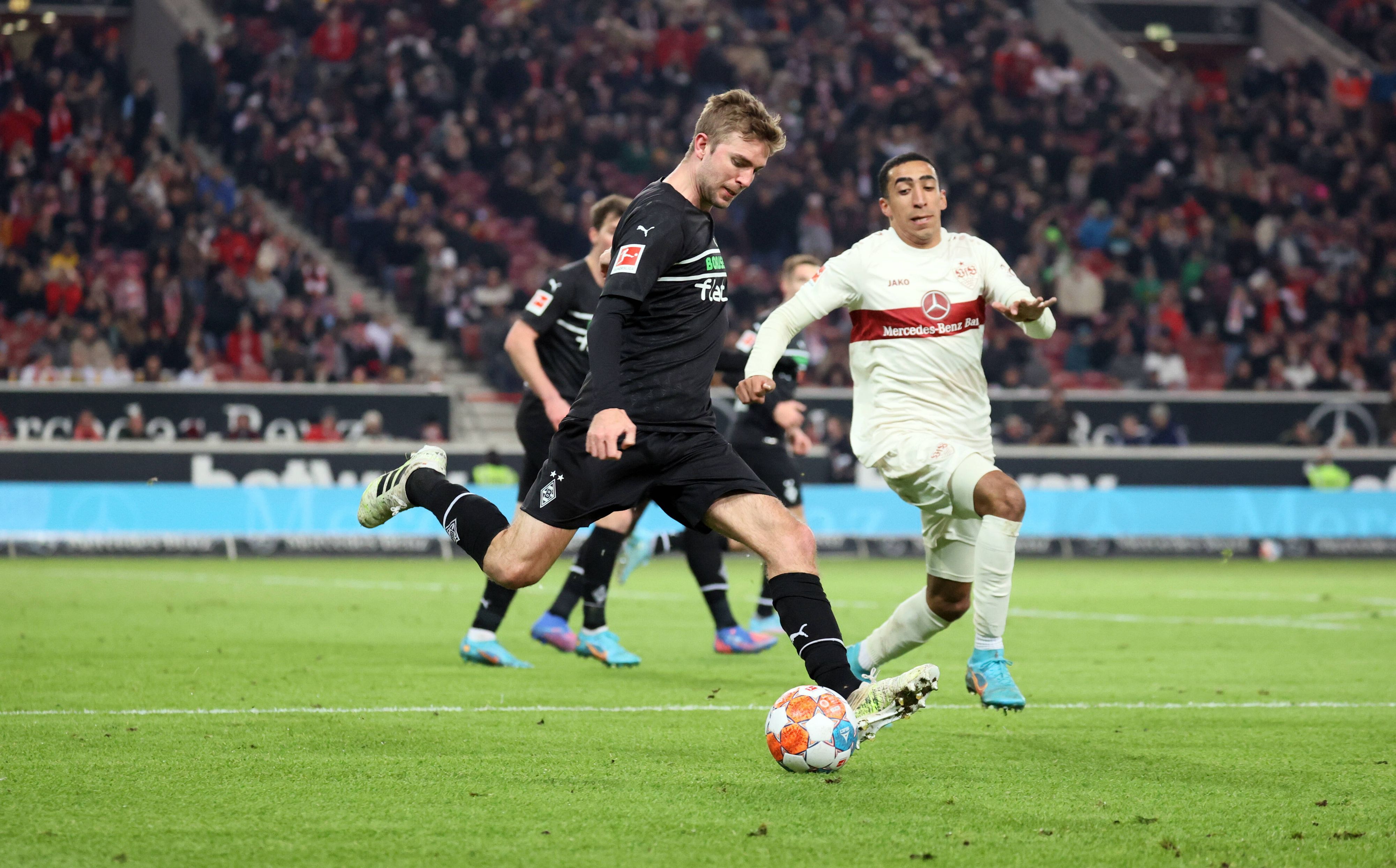 Am Freitagabend (4. November 2022) trifft Borussia Mönchengladbach am 13. Bundesliga-Spieltag auf den VfB Stuttgart. Das Foto zeigt Gladbachs Christoph Kramer (l.) im Duell um den Ball mit Stuttgarts Tiago Tomas (r.) bei einem vergangenen Aufeinandertreffen am 5. März 2022.