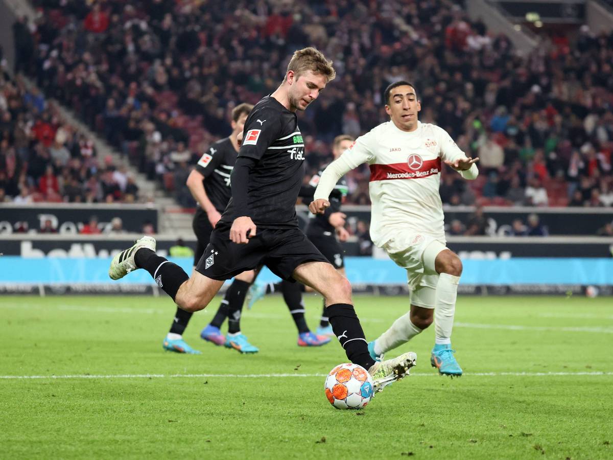 Am Freitagabend (4. November 2022) trifft Borussia Mönchengladbach am 13. Bundesliga-Spieltag auf den VfB Stuttgart. Das Foto zeigt Gladbachs Christoph Kramer (l.) im Duell um den Ball mit Stuttgarts Tiago Tomas (r.) bei einem vergangenen Aufeinandertreffen am 5. März 2022.