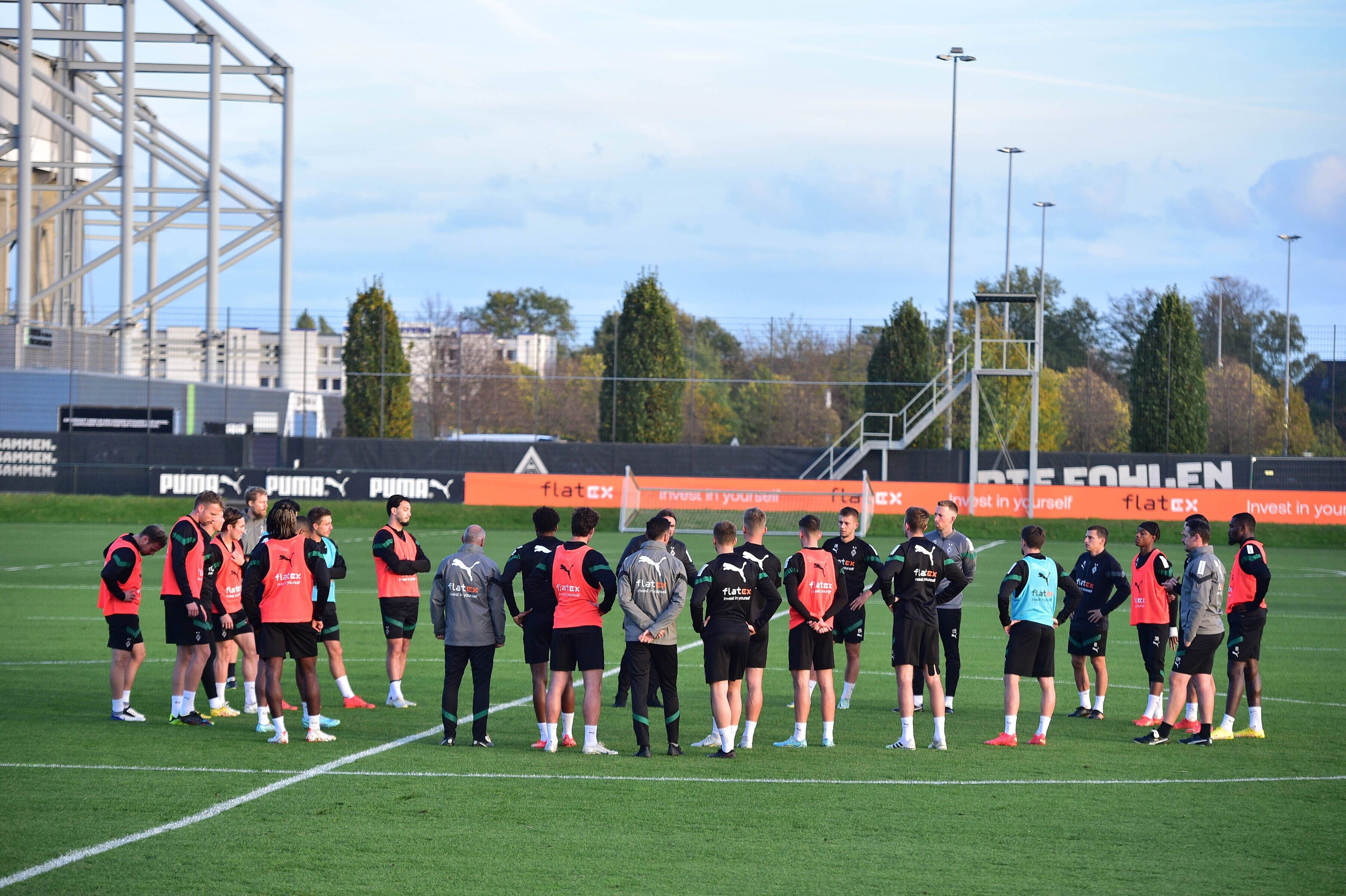 Das Team von Borussia Mönchengladbach, hier am 2. November 2022 beim Training im Mannschaftskreis versammelt, hat derzeit einige verletzungsbedingte Ausfälle zu verkraften.