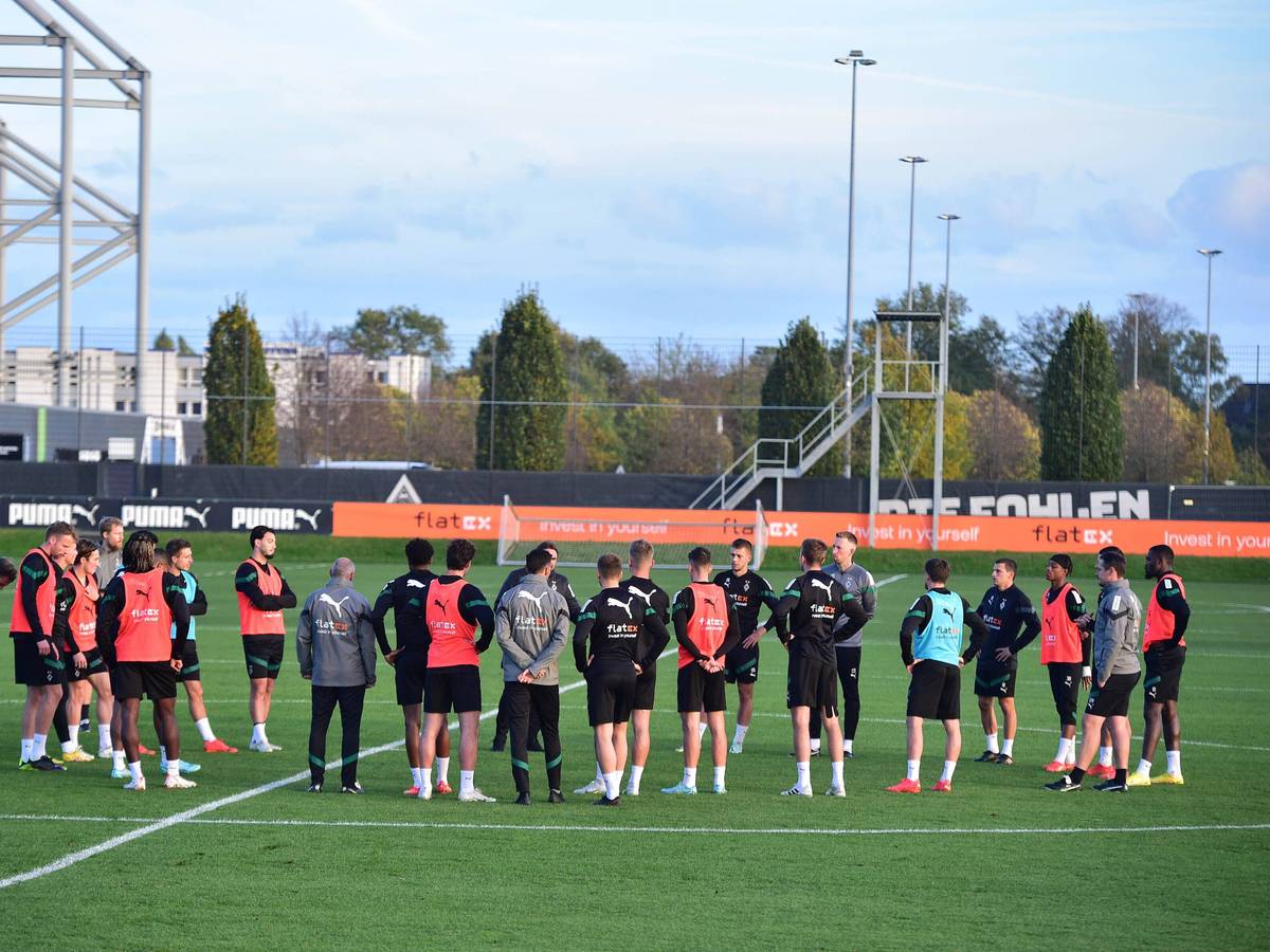 Das Team von Borussia Mönchengladbach, hier am 2. November 2022 beim Training im Mannschaftskreis versammelt, hat derzeit einige verletzungsbedingte Ausfälle zu verkraften.