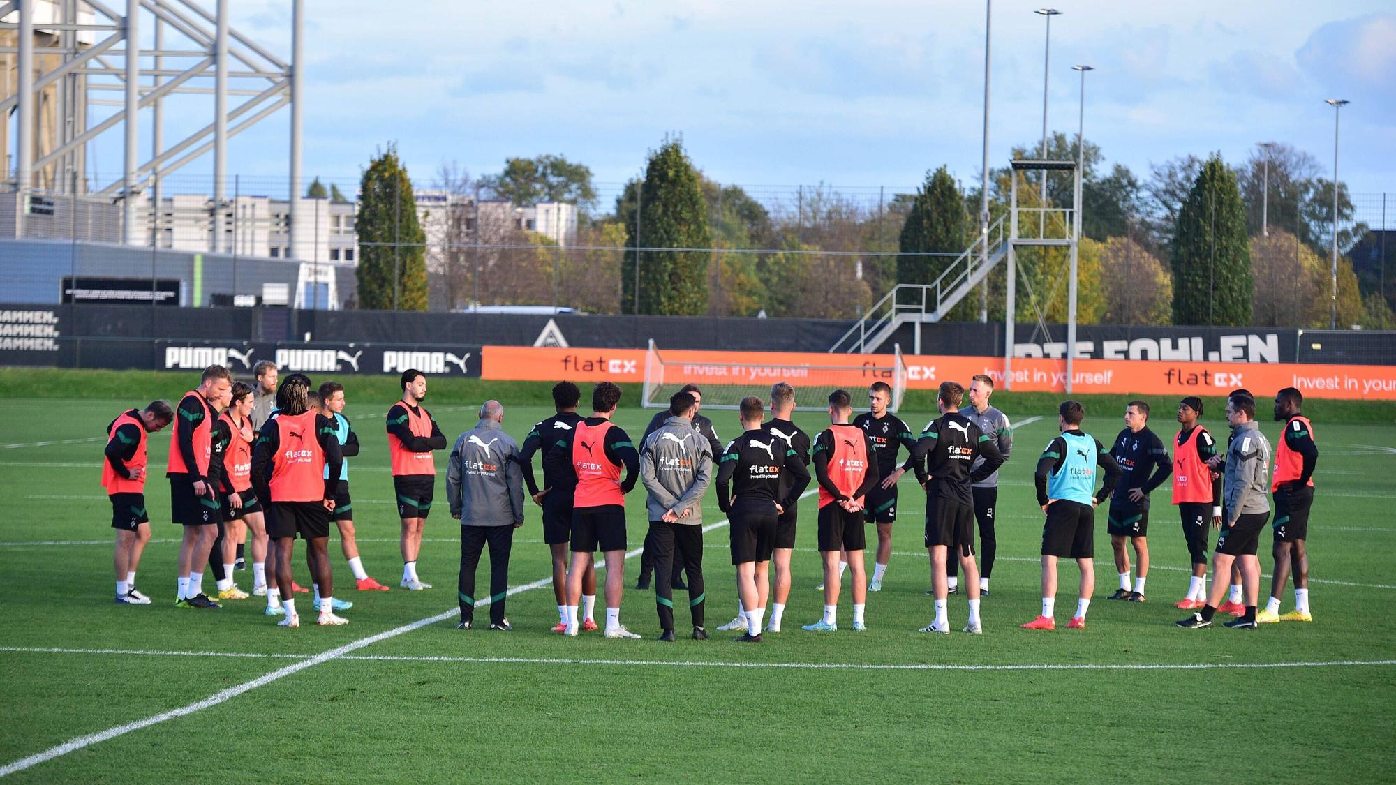 Das Team von Borussia Mönchengladbach, hier am 2. November 2022 beim Training im Mannschaftskreis versammelt, hat derzeit einige verletzungsbedingte Ausfälle zu verkraften.
