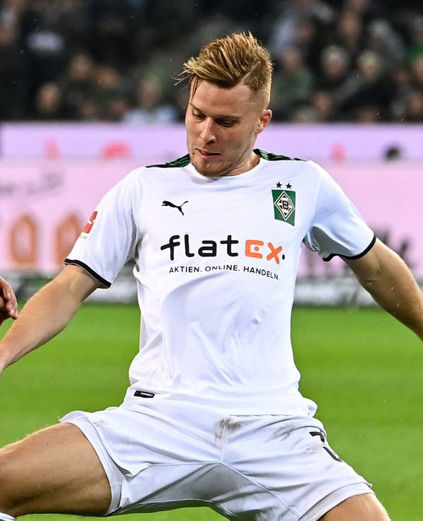 Nico Elvedi (r.) beim Gladbacher Vorjahres-Duell mit dem VfL Bochum im Zweikampf mit Sebastian Polter.