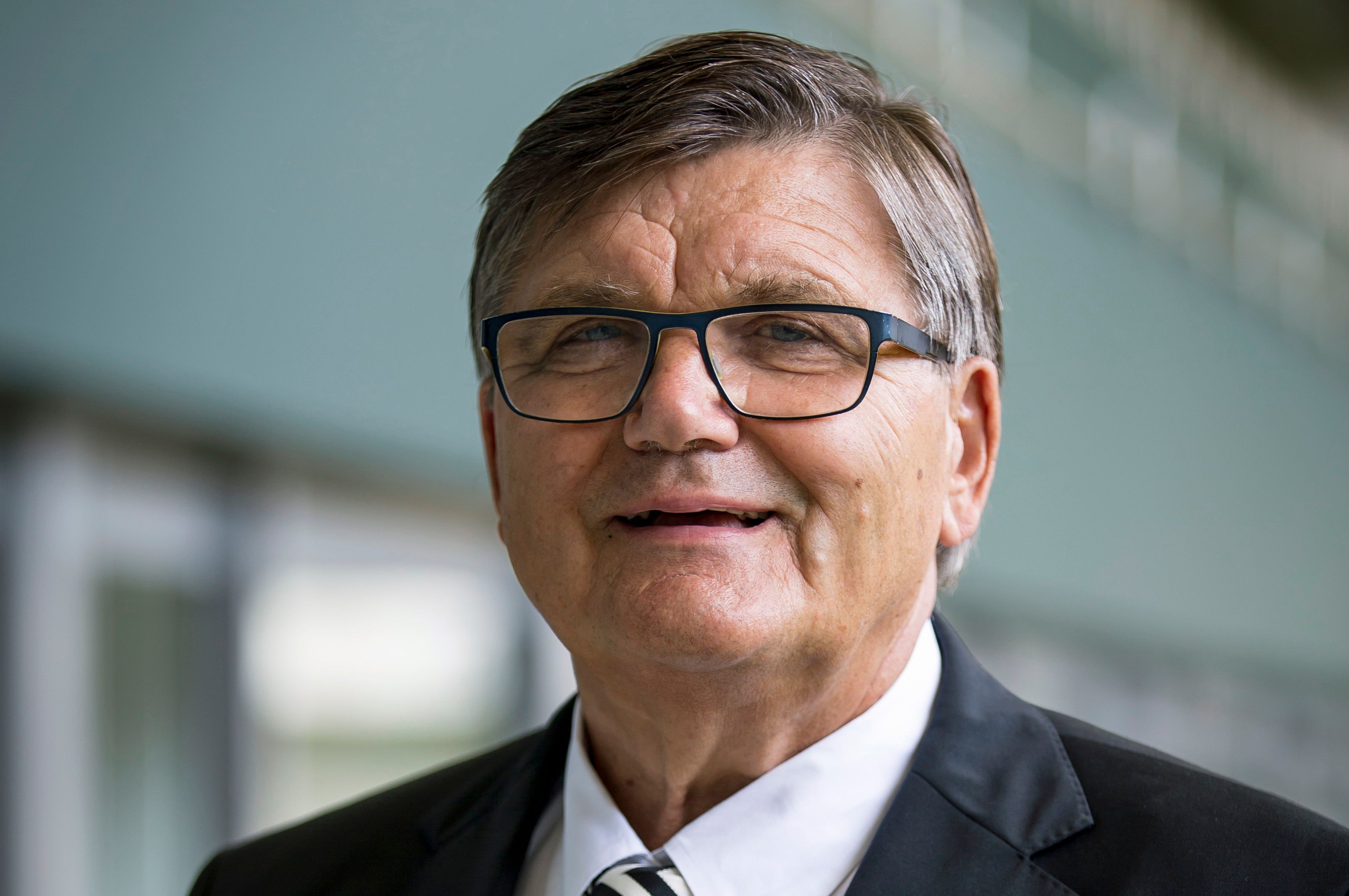 Hans Meyer, Ex-Trainer von Borussia Mönchengladbach und aktuelles Präsidiumsmitglied des Fußball-Bundesligisten vom Niederrhein. Meyer trägt eine Brille und lächelt.