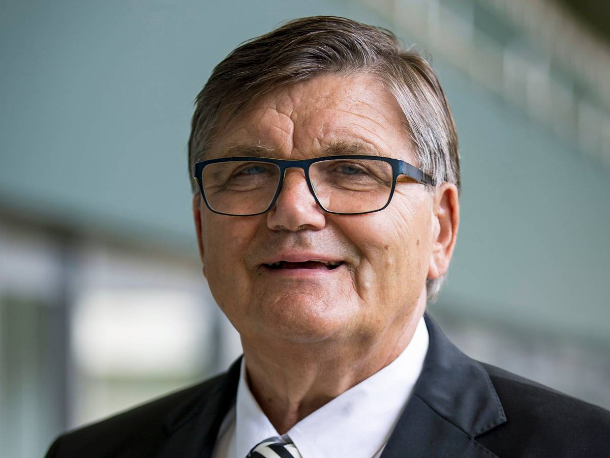 Hans Meyer, Ex-Trainer von Borussia Mönchengladbach und aktuelles Präsidiumsmitglied des Fußball-Bundesligisten vom Niederrhein. Meyer trägt eine Brille und lächelt.