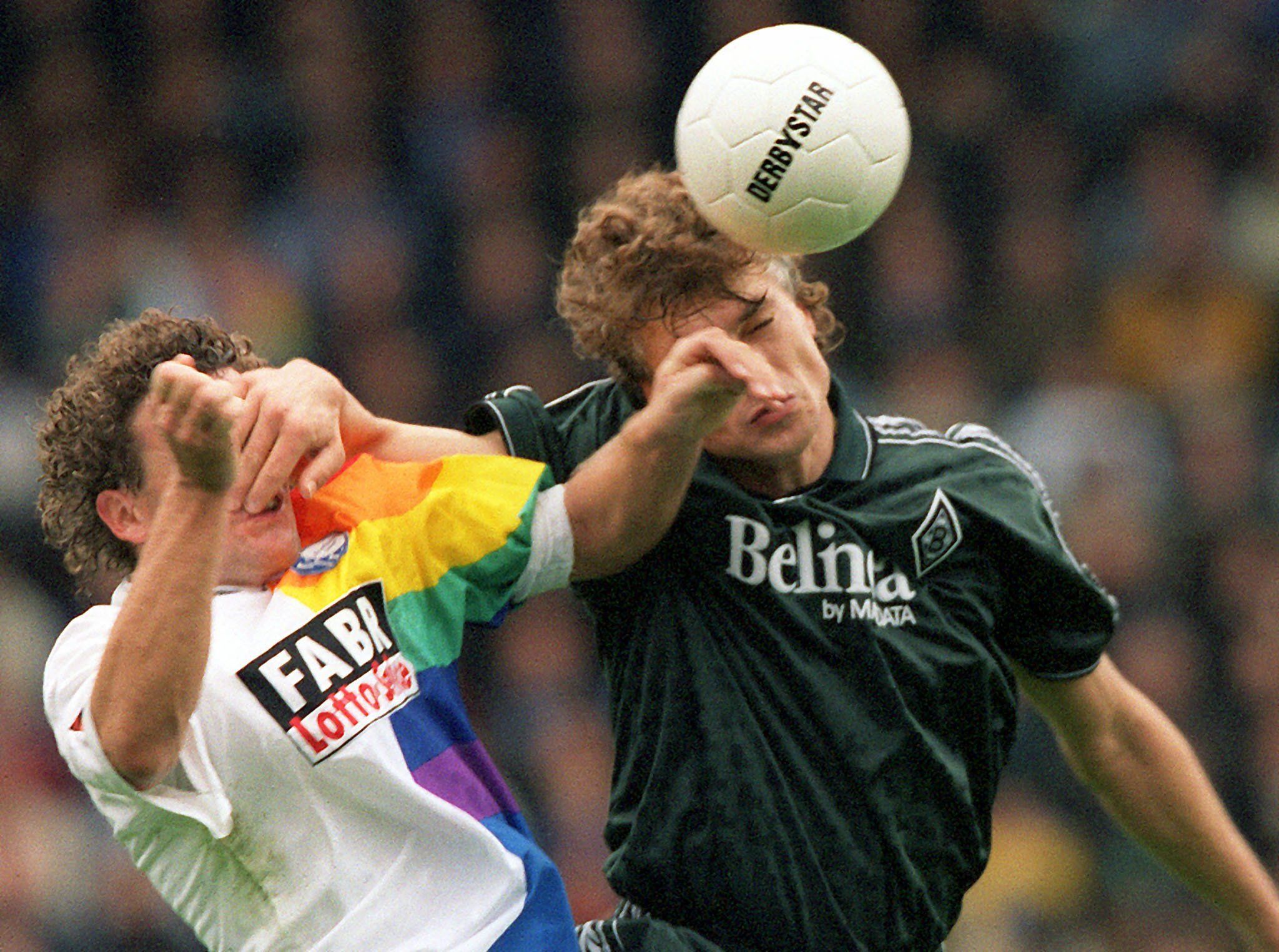 Toni Polster (r) von Borussia Mönchengladbach hält beim Bundesligaspiel VfL Bochum gegen Borussia Mönchengladbach im Ruhrstadion beim Kopfball seinem Gegenspieler Tosten Kracht mit der rechten Hand die Augen zu.