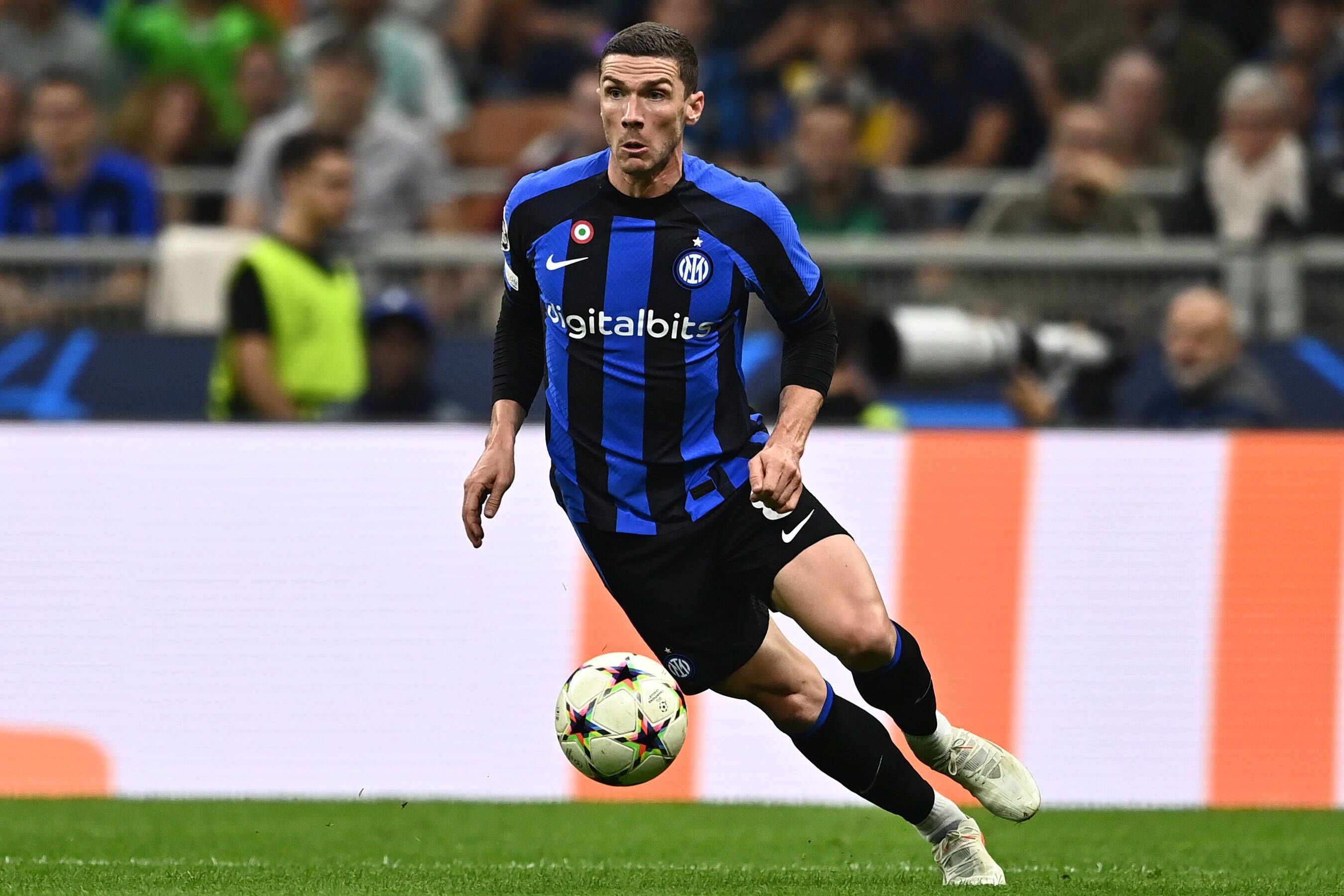 Robin Gosens, hier beim Champions-League-Match zwischen Inter Mailand und Viktoria Pilsen am 26. Oktober 2022, soll das Interesse mehrerer Bundesligisten auf sich gezogen haben. Einer von ihnen ist Borussia Mönchengladbach.