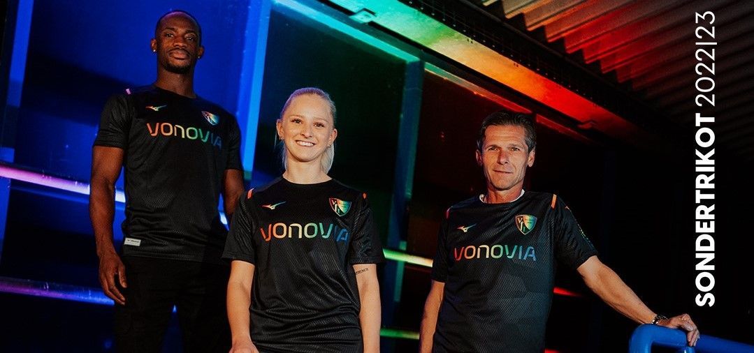 Der VfL Bochum stellt unter anderem mit Vereins-Legende Dariusz Wosz (r.) sein Sondertrikot in Regenbogen-Optik vor.