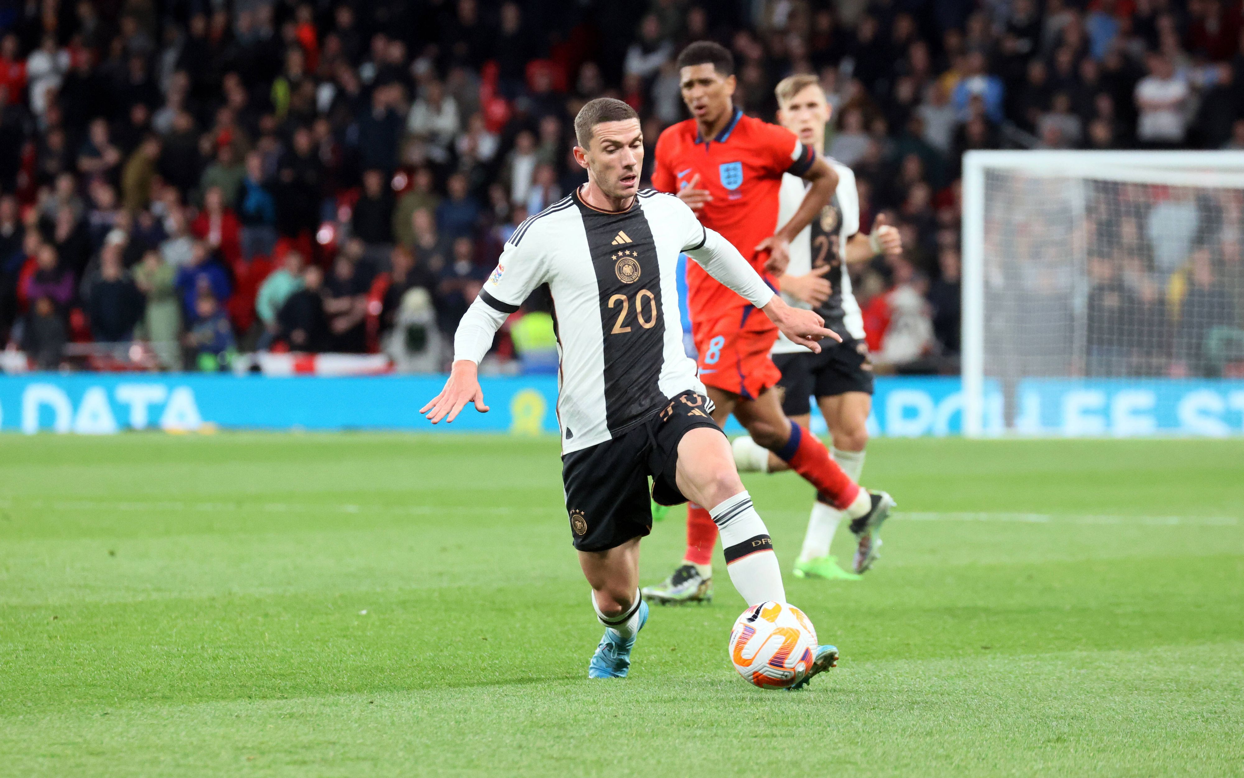 DFB-Nationalspieler Robin Gosens von Inter Mailand wird mit Borussia Mönchengladbach in Verbindung gebracht. Auf diesem Foto ist der Linksfuß am 26. September 2022 in der UEFA Nations League im Einsatz gegen England in London zu sehen. Gosens hat den Ball am Fuß.