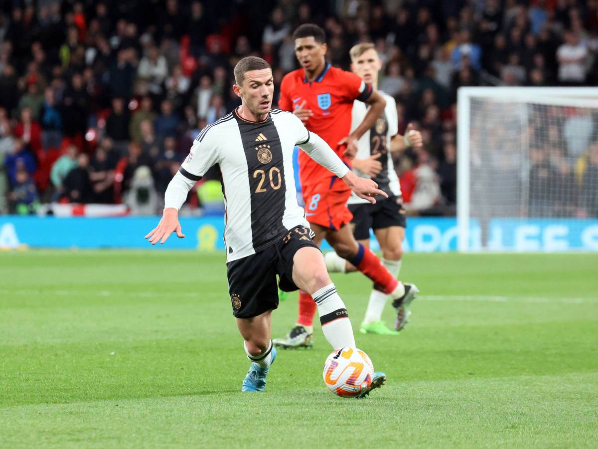 DFB-Nationalspieler Robin Gosens von Inter Mailand wird mit Borussia Mönchengladbach in Verbindung gebracht. Auf diesem Foto ist der Linksfuß am 26. September 2022 in der UEFA Nations League im Einsatz gegen England in London zu sehen. Gosens hat den Ball am Fuß.