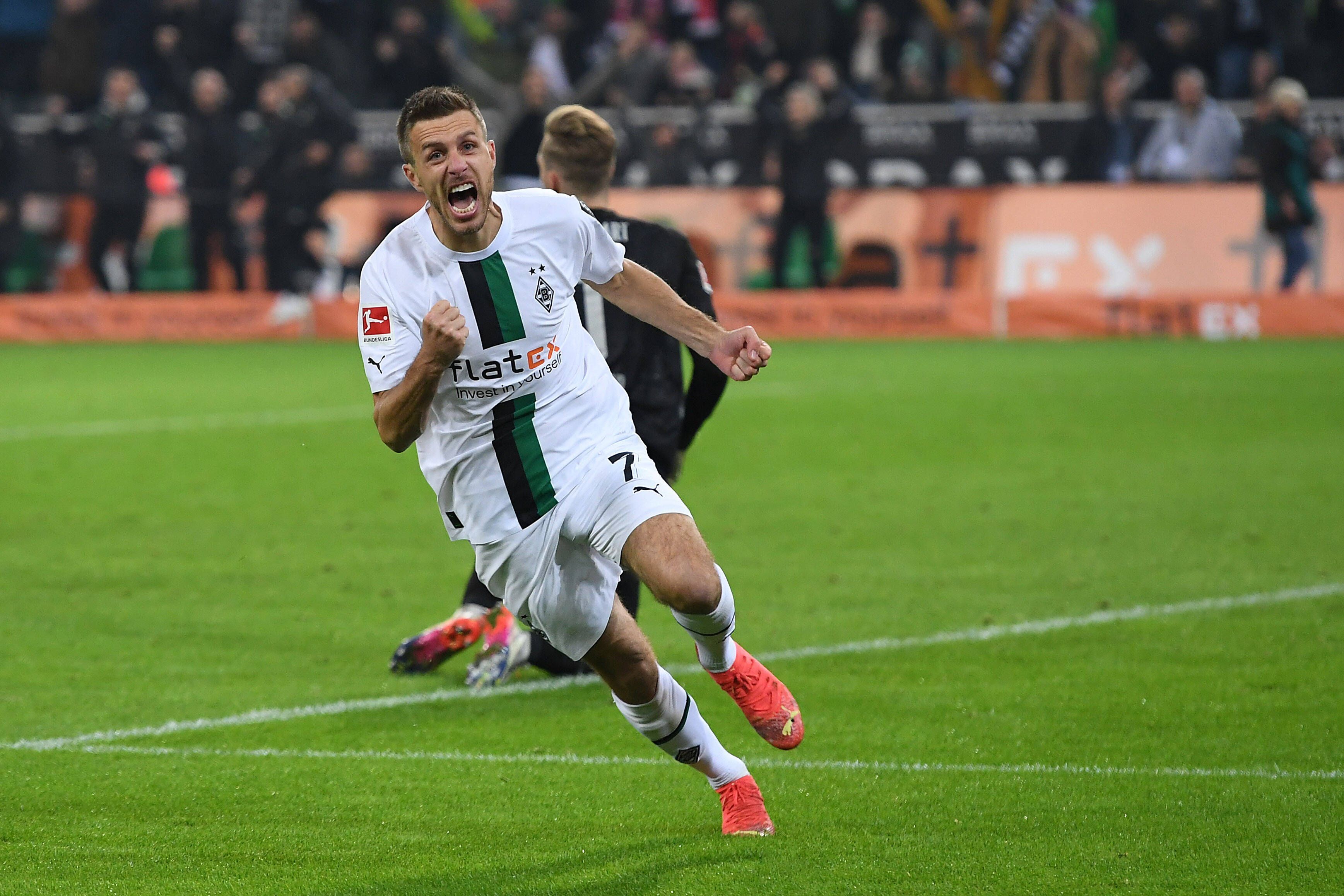 Gladbach-Profi Patrick Herrmann bejubelt im Duell Bundesliga-Duell dem VfB Stuttgart am Freitagabend (4. November 2022) seinen Siegtreffer zum 3:1 in der Nachspielzeit im Borussia-Park. Herrmann schreit seine Freude heraus.