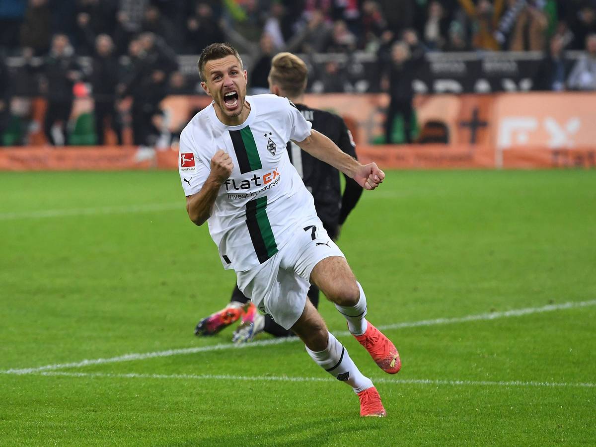 Gladbach-Profi Patrick Herrmann bejubelt im Duell Bundesliga-Duell dem VfB Stuttgart am Freitagabend (4. November 2022) seinen Siegtreffer zum 3:1 in der Nachspielzeit im Borussia-Park. Herrmann schreit seine Freude heraus.