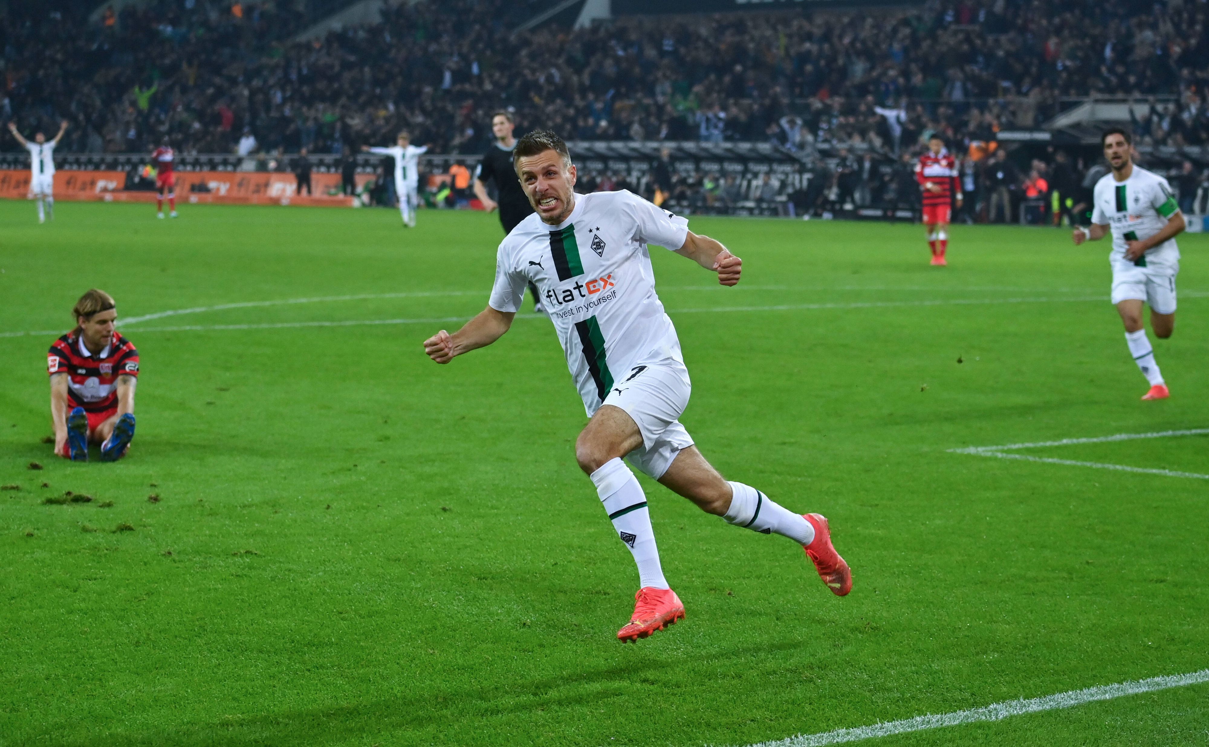 Was für ein Jubellauf: Patrick Herrmann von Borussia Mönchengladbach ist nach seinem Siegtreffer in der Nachspielzeit zum 3:1 im Bundesliga-Duell gegen den VfB Stuttgart nicht mehr zu halten. Herrmann schreit seine ganze Freude heraus.