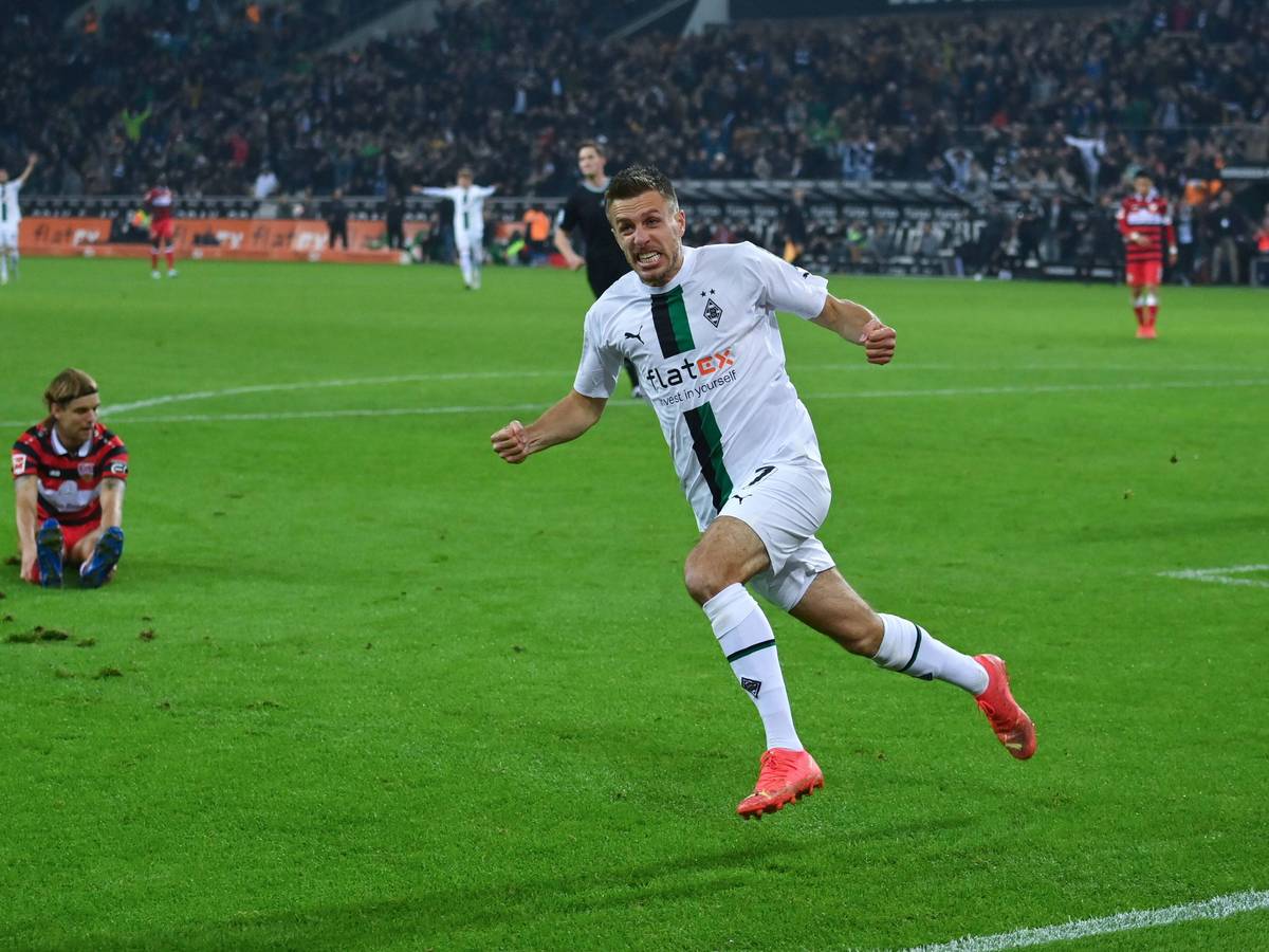 Was für ein Jubellauf: Patrick Herrmann von Borussia Mönchengladbach ist nach seinem Siegtreffer in der Nachspielzeit zum 3:1 im Bundesliga-Duell gegen den VfB Stuttgart nicht mehr zu halten. Herrmann schreit seine ganze Freude heraus.