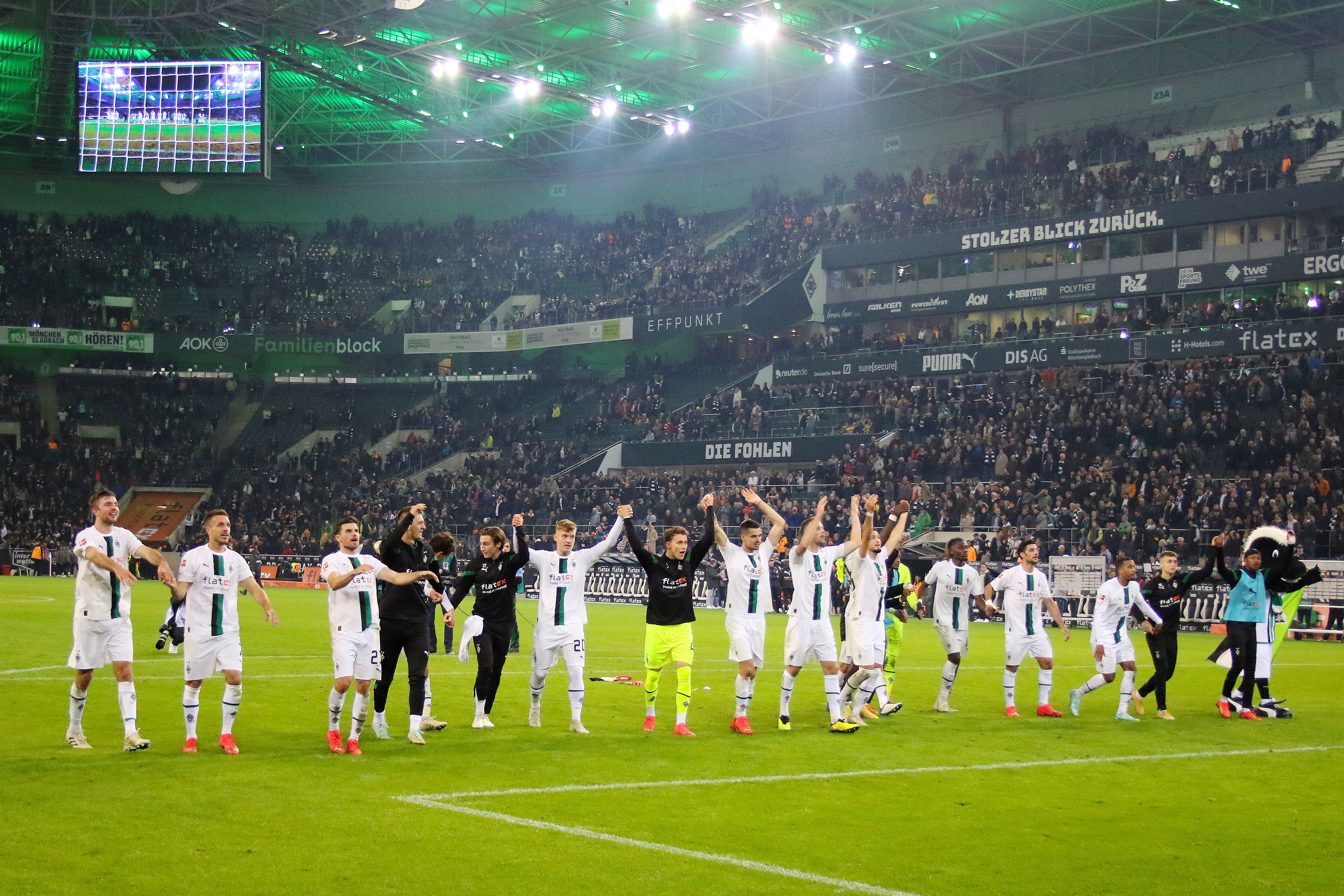 Die Mannschaft von Borussia Mönchengladbach jubelt am 4. November 2022 nach dem Heimsieg gegen den VfB Stuttgart mit den Fans im Borussia-Park.
