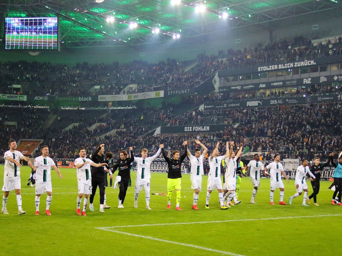 Die Mannschaft von Borussia Mönchengladbach jubelt am 4. November 2022 nach dem Heimsieg gegen den VfB Stuttgart mit den Fans im Borussia-Park.