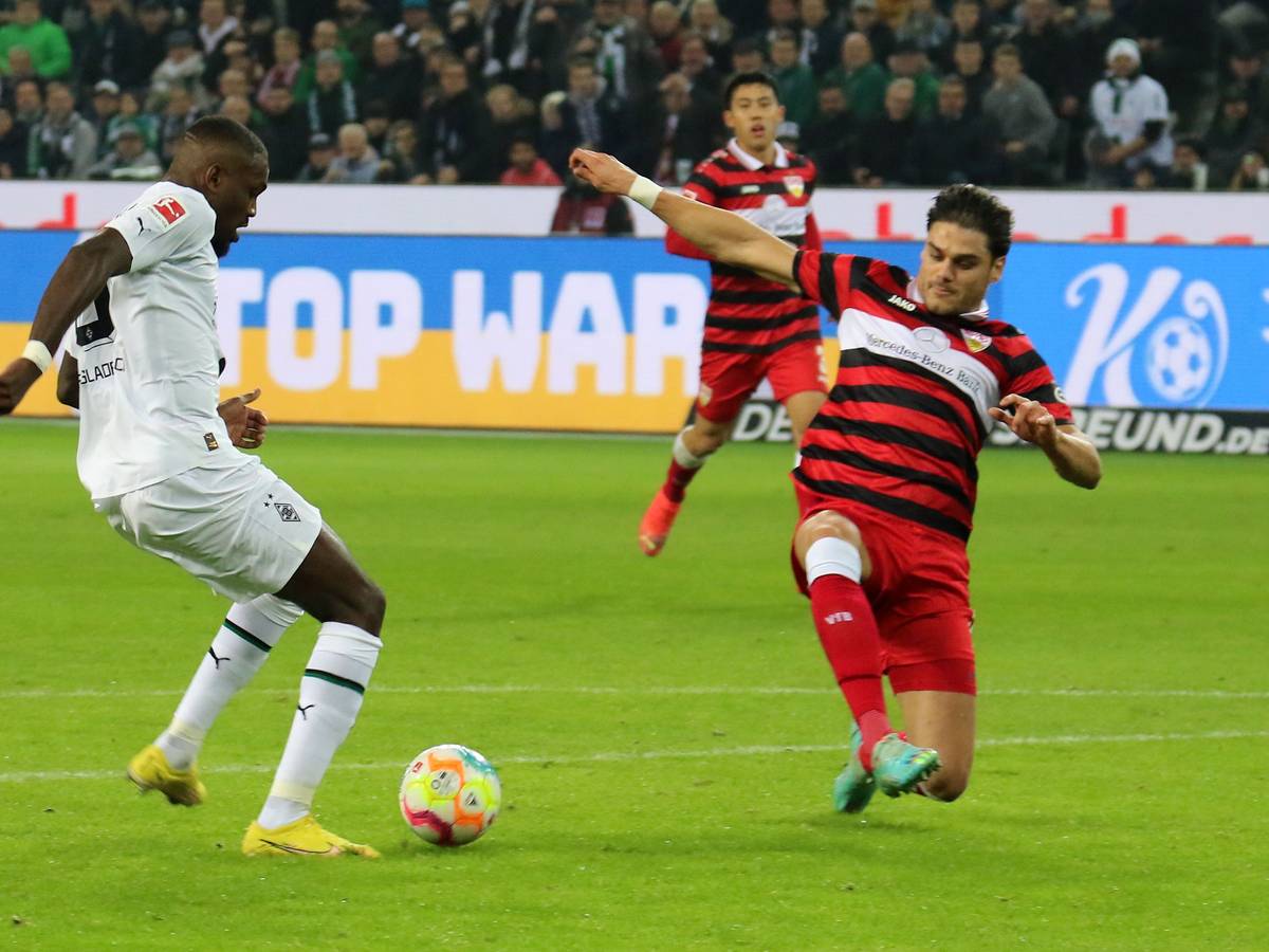 Marcus Thuram von Borussia Mönchengladbach (l.) trifft am 4. November 2022 zum zwischenzeitlichen 2:0 für seine Mannschaft gegen den VfB Stuttgart. Konstantinos Mavropanos (r.) kann nicht mehr retten.