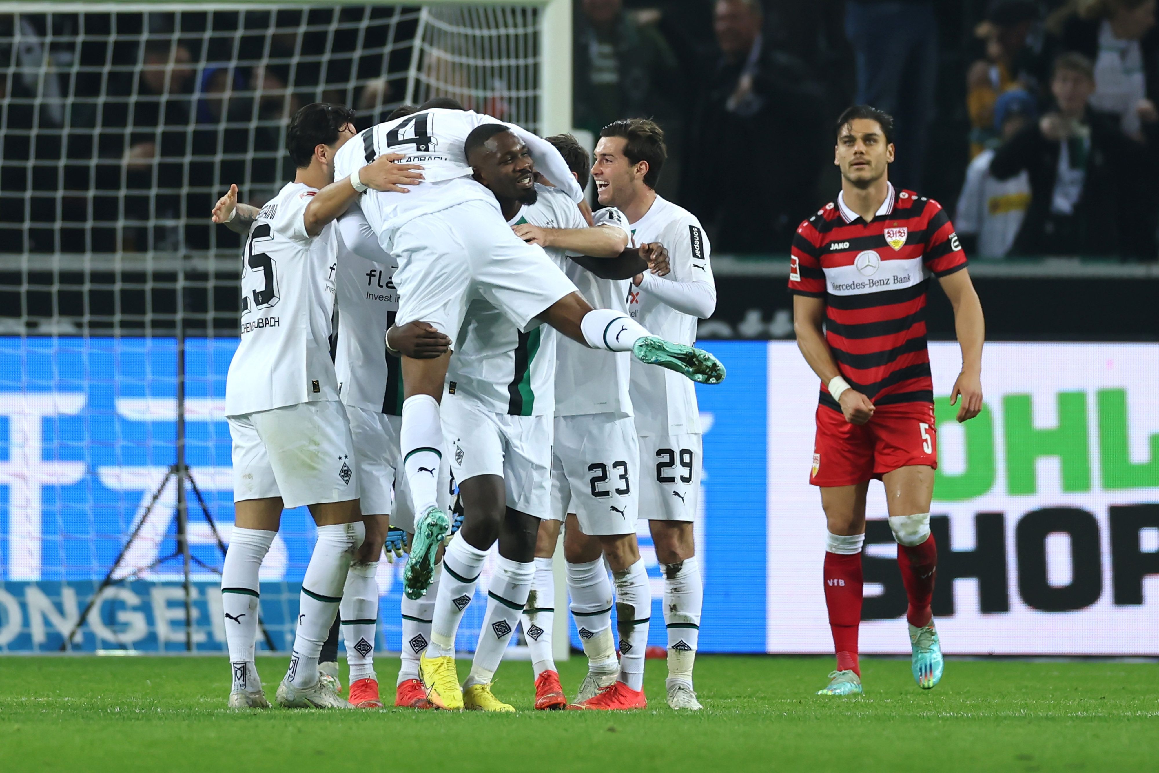 Das Team von Borussia Mönchengladbach feierte am Freitagabend (4. November 2022) einen 3:1-Sieg am 13. Bundesliga-Spieltag gegen den VfB Stuttgart. Das Foto zeigt die Mannschaft beim Torjubel nach dem zweiten Borussia-Treffer.