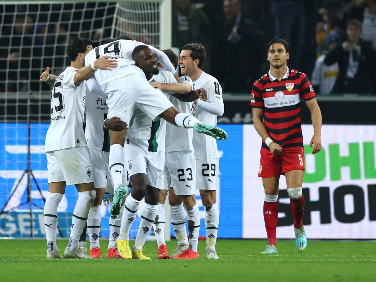 Das Team von Borussia Mönchengladbach feierte am Freitagabend (4. November 2022) einen 3:1-Sieg am 13. Bundesliga-Spieltag gegen den VfB Stuttgart. Das Foto zeigt die Mannschaft beim Torjubel nach dem zweiten Borussia-Treffer.