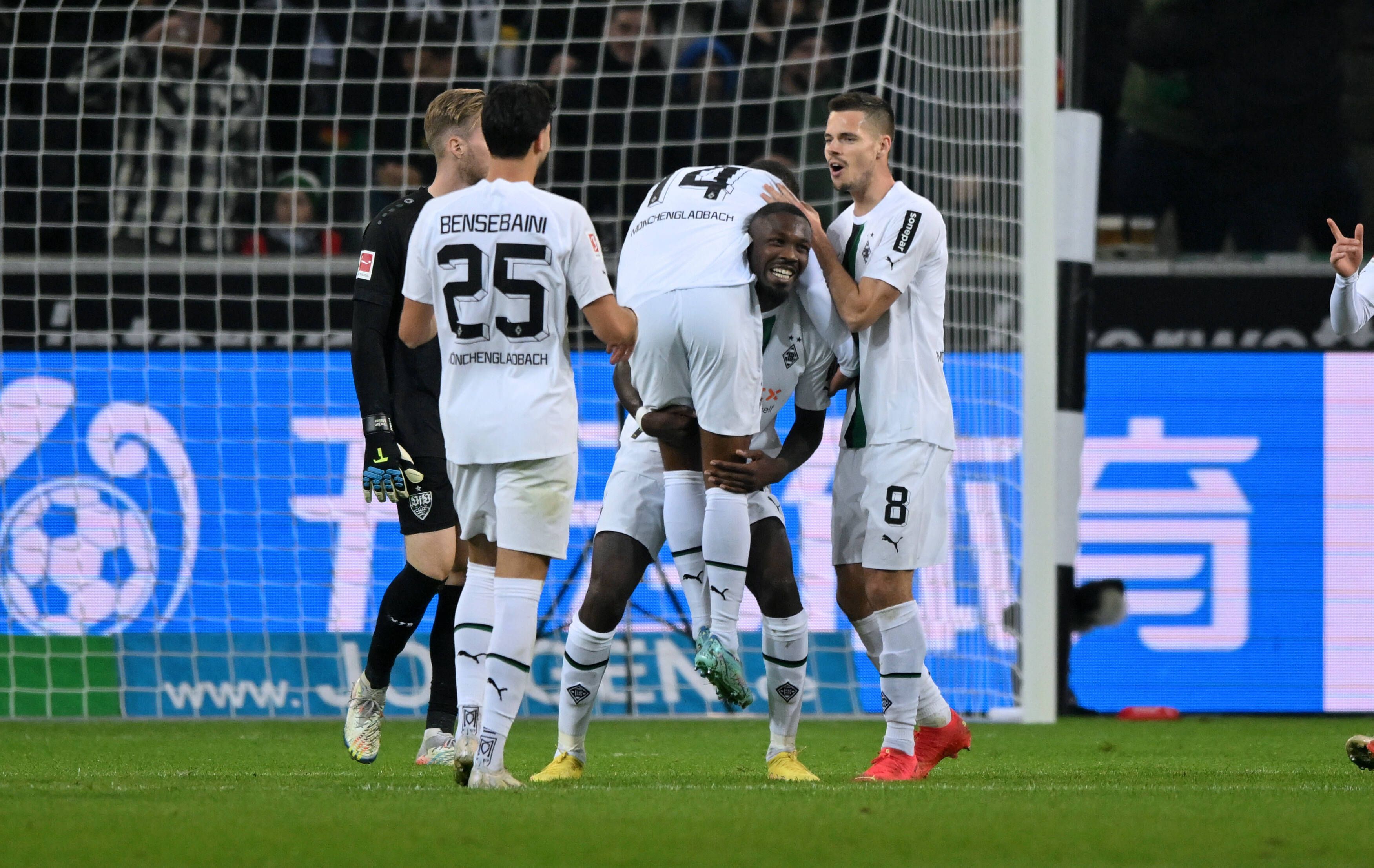 Jubel bei Marcus Thuram von Borussia Mönchengladbach nach seinem Treffer zum 2:0 gegen den VfB Stuttgart am 4. November 2022. Dabei hebt er Teamkollegen Alassane Plea hoch, Ramy Bensebaini (l.) und Julian Weigl (r.) feiern mit.