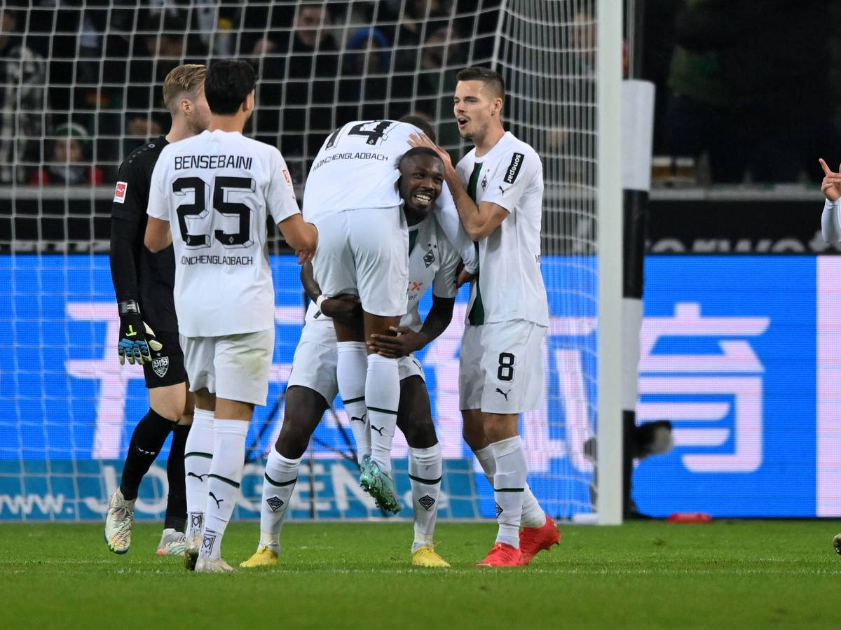 Jubel bei Marcus Thuram von Borussia Mönchengladbach nach seinem Treffer zum 2:0 gegen den VfB Stuttgart am 4. November 2022. Dabei hebt er Teamkollegen Alassane Plea hoch, Ramy Bensebaini (l.) und Julian Weigl (r.) feiern mit.