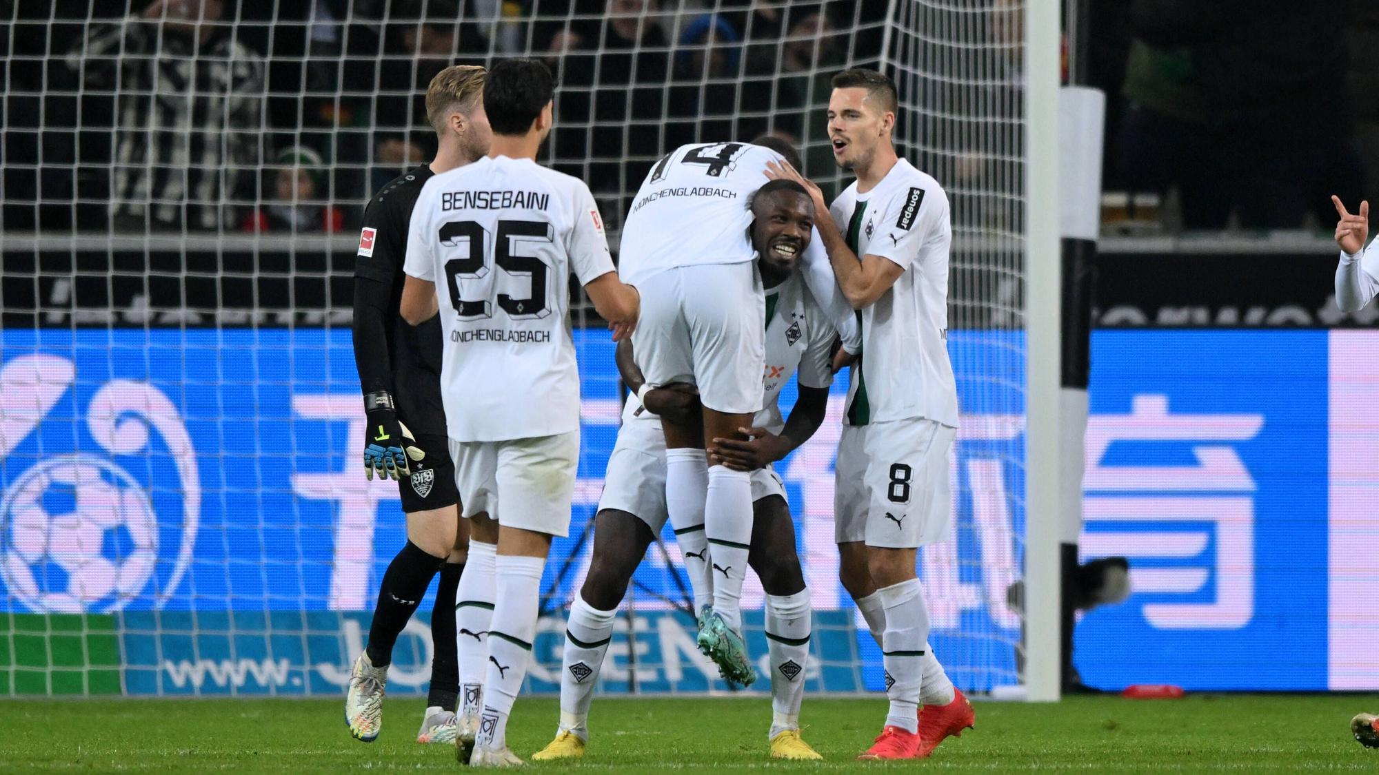 Jubel bei Marcus Thuram von Borussia Mönchengladbach nach seinem Treffer zum 2:0 gegen den VfB Stuttgart am 4. November 2022. Dabei hebt er Teamkollegen Alassane Plea hoch, Ramy Bensebaini (l.) und Julian Weigl (r.) feiern mit.