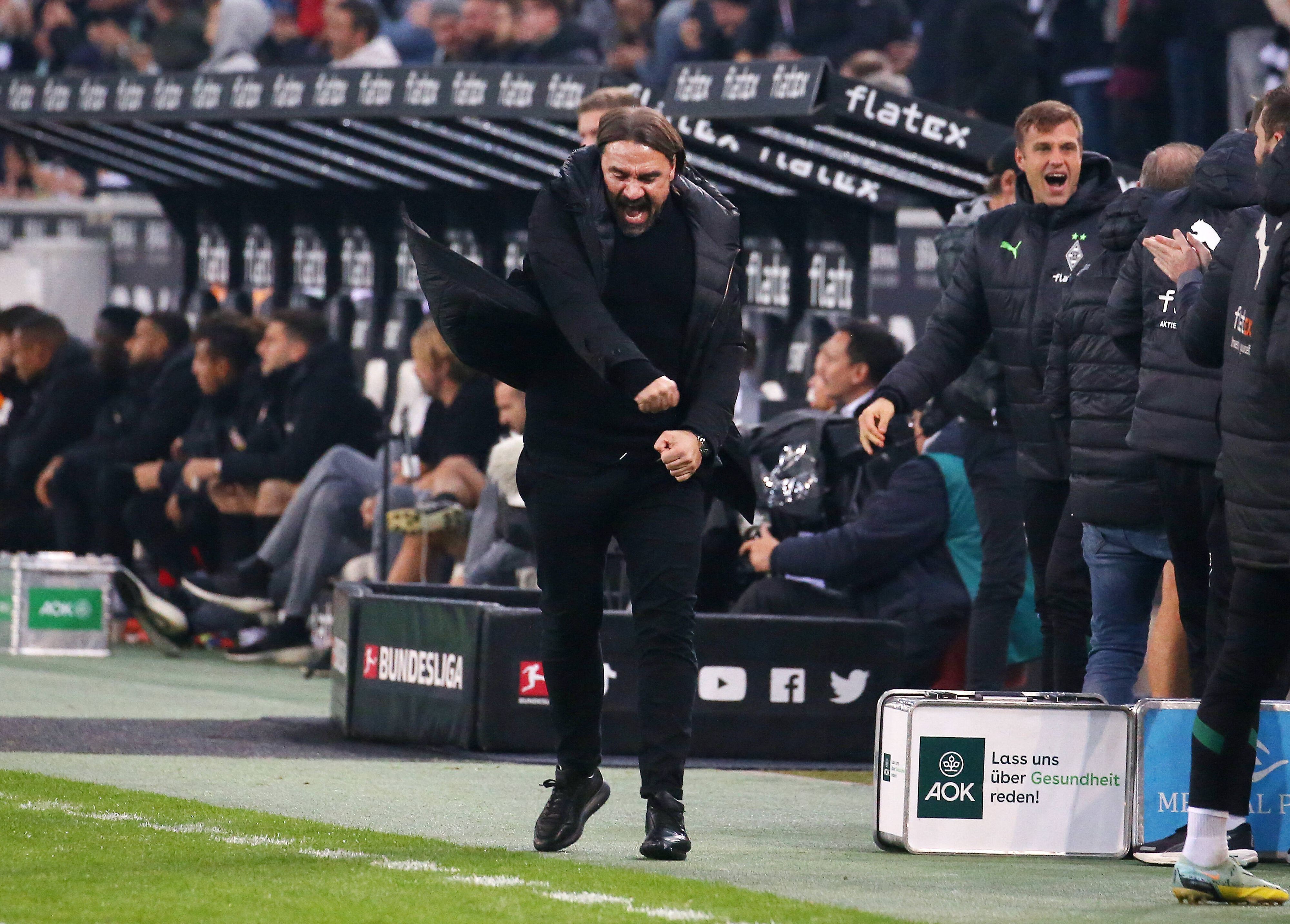 Daniel Farke von Borussia Mönchengladbach ballt nach dem Treffer zum 2:0 gegen den VfB Stuttgart die Faust und jubelt. Aufgenommen wurde das Foto am 4. November 2022.