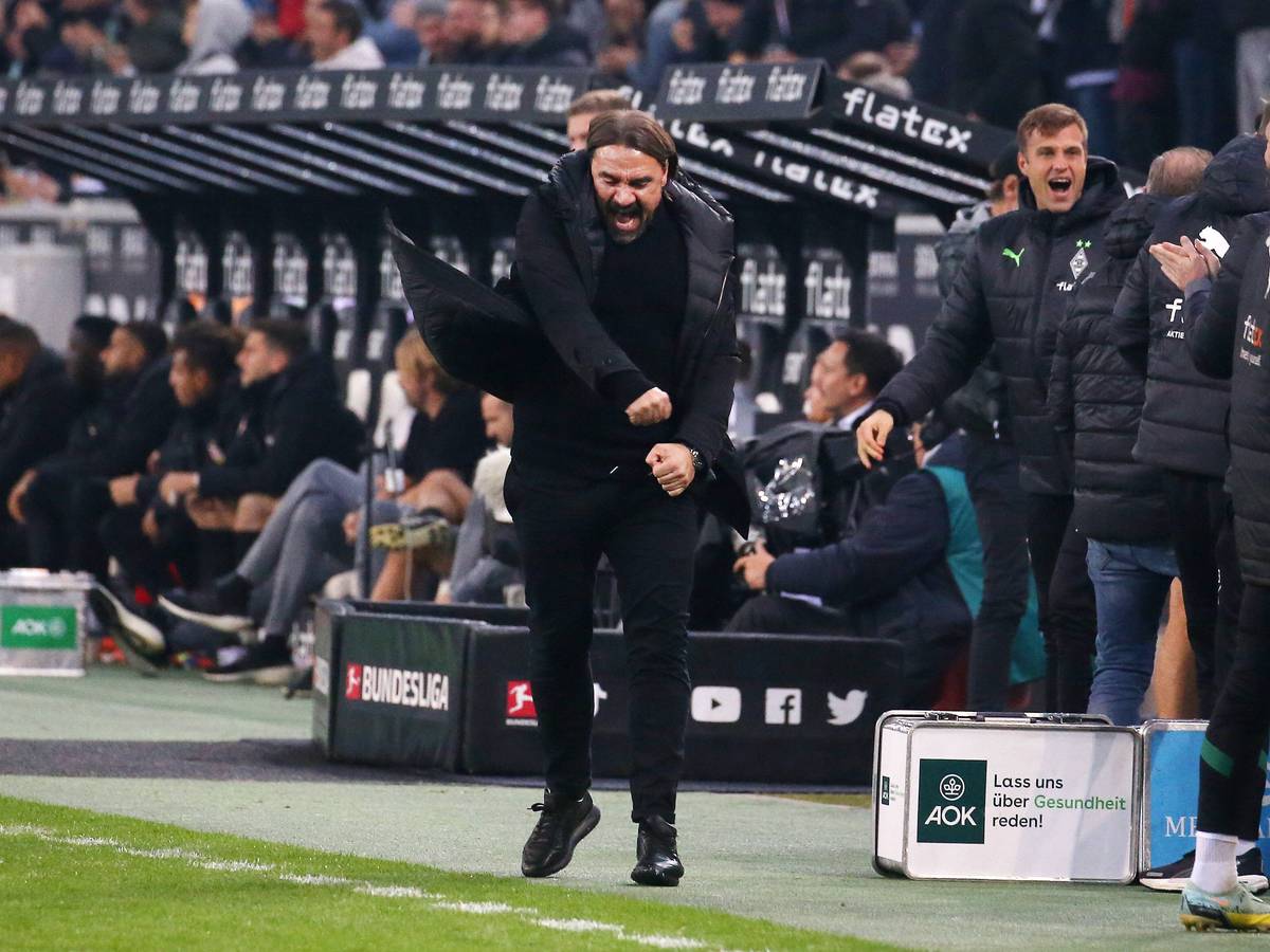 Daniel Farke von Borussia Mönchengladbach ballt nach dem Treffer zum 2:0 gegen den VfB Stuttgart die Faust und jubelt. Aufgenommen wurde das Foto am 4. November 2022.