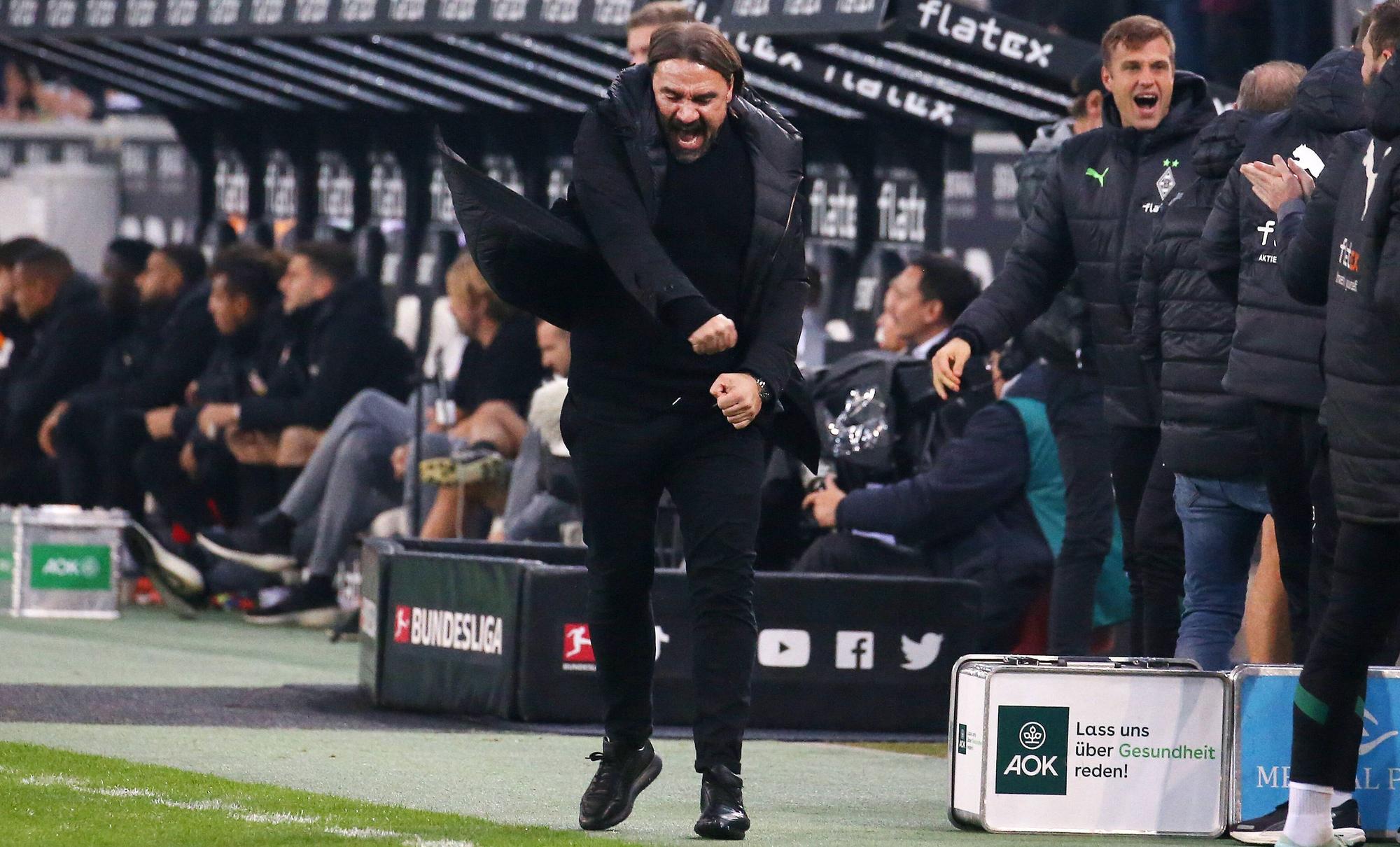 Daniel Farke von Borussia Mönchengladbach ballt nach dem Treffer zum 2:0 gegen den VfB Stuttgart die Faust und jubelt. Aufgenommen wurde das Foto am 4. November 2022.