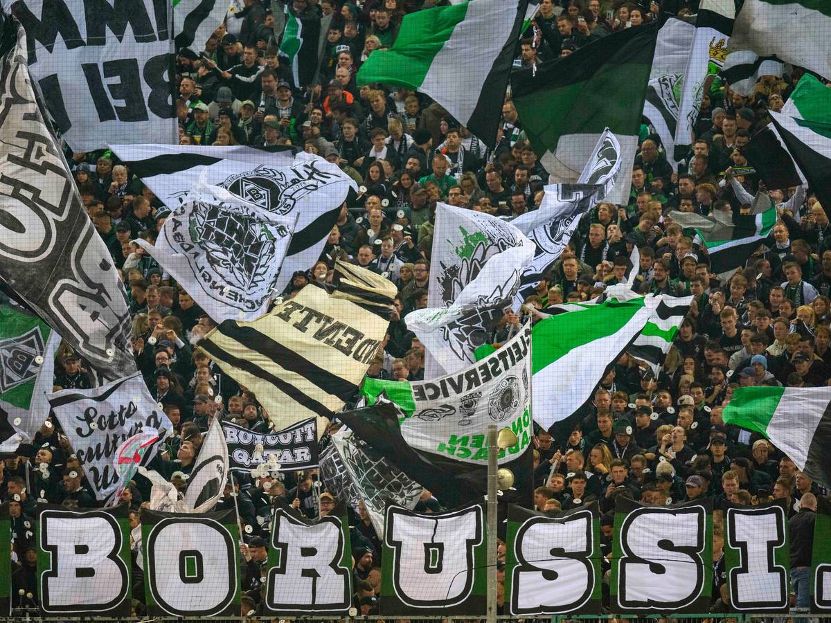 Fans von Borussia Mönchengladbach feiern ihren Verein vor dem Bundesliga-Spiel gegen den VfB Stuttgart am 4. November 2022 an.