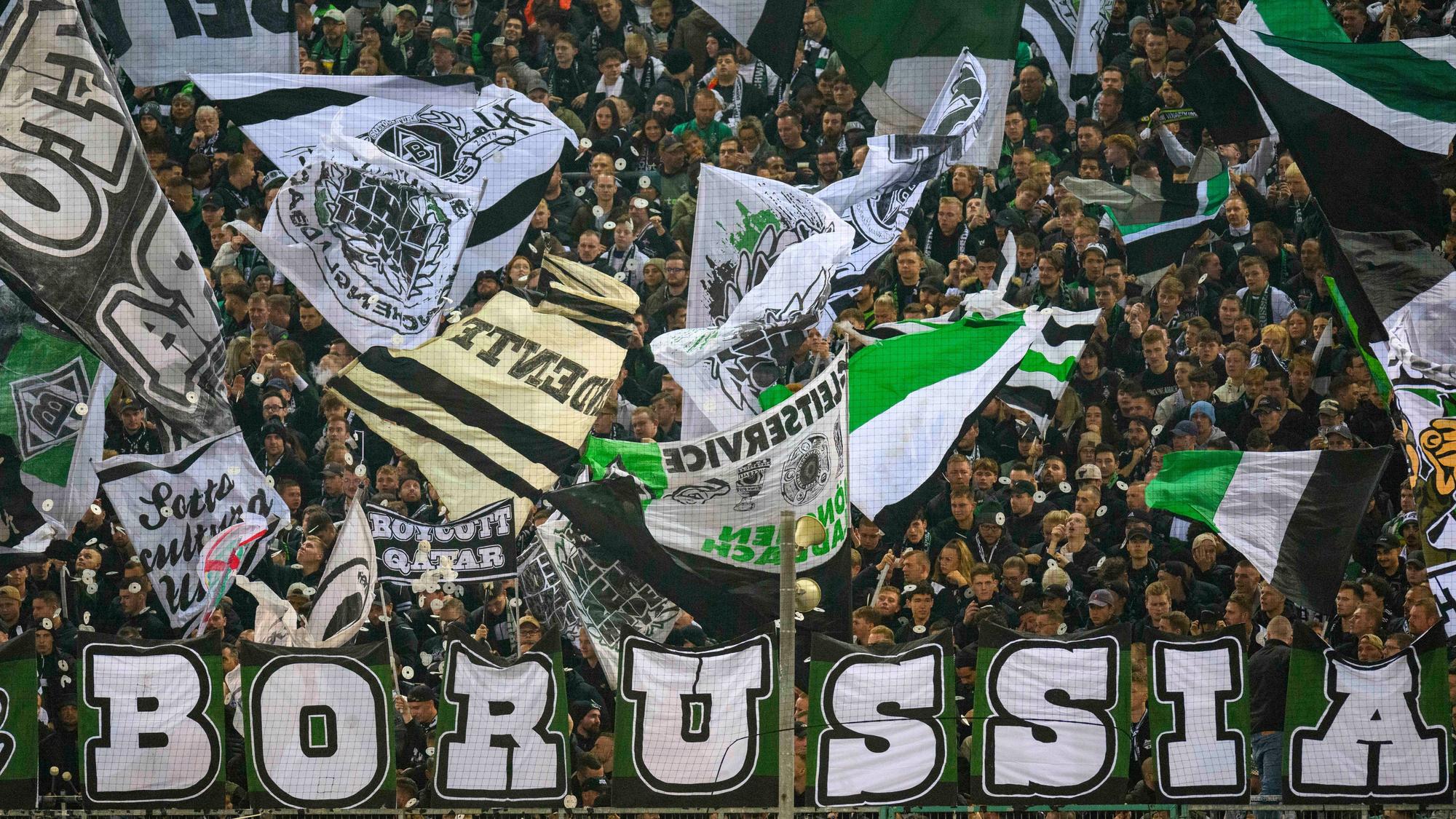 Fans von Borussia Mönchengladbach feiern ihren Verein vor dem Bundesliga-Spiel gegen den VfB Stuttgart am 4. November 2022 an.