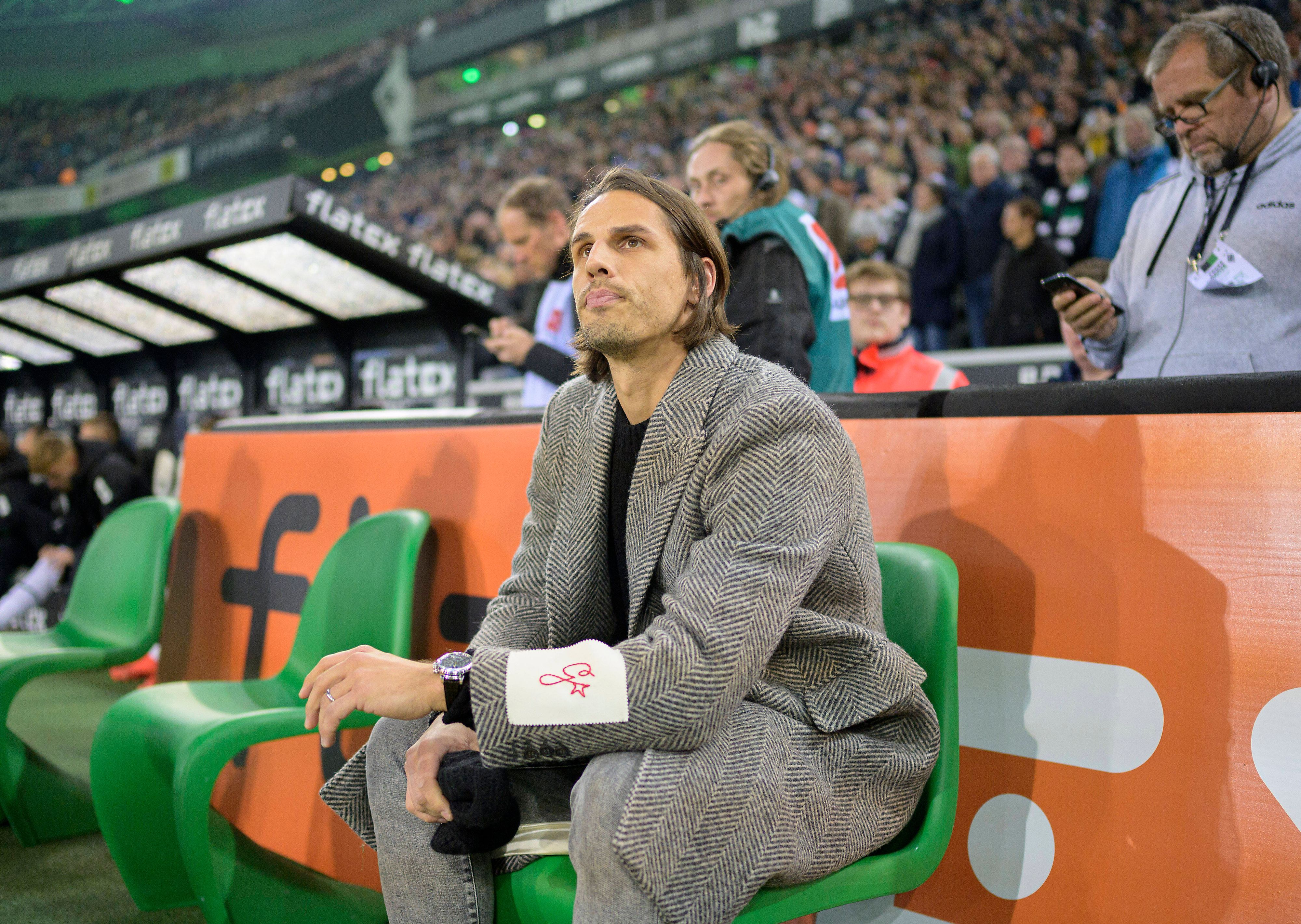 Bald wieder im Tor statt an der Seitenlinie? Yann Sommer, Torhüter von Borussia Mönchengladbach, könnte noch vor der WM-Pause in den Kader der Fohlen zurückkehren. Das Foto zeigt ihn am 4. November 2022 beim Spiel gegen den VfB Stuttgart in Privatkleidung auf der Bank des VfL.