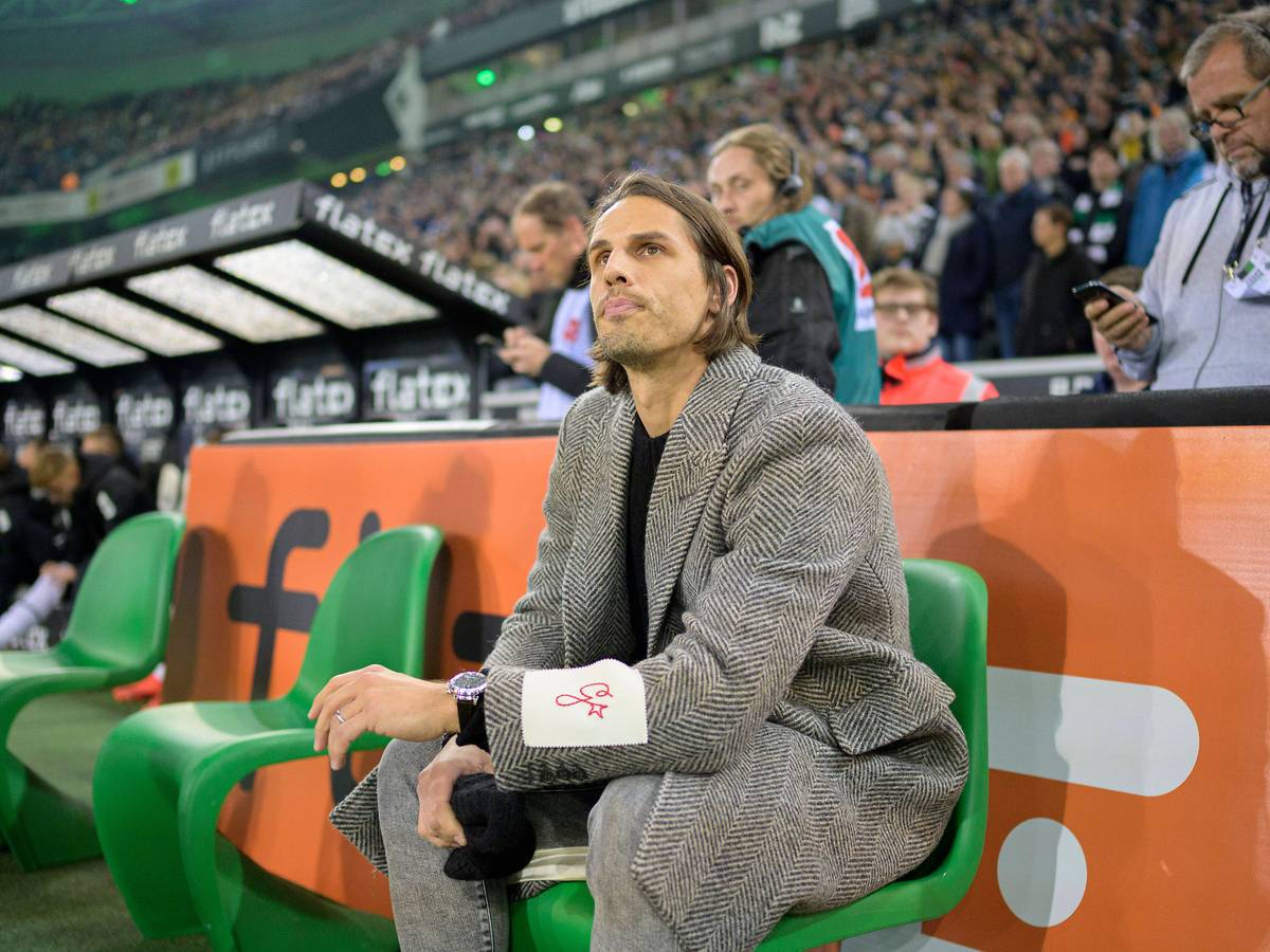 Bald wieder im Tor statt an der Seitenlinie? Yann Sommer, Torhüter von Borussia Mönchengladbach, könnte noch vor der WM-Pause in den Kader der Fohlen zurückkehren. Das Foto zeigt ihn am 4. November 2022 beim Spiel gegen den VfB Stuttgart in Privatkleidung auf der Bank des VfL.