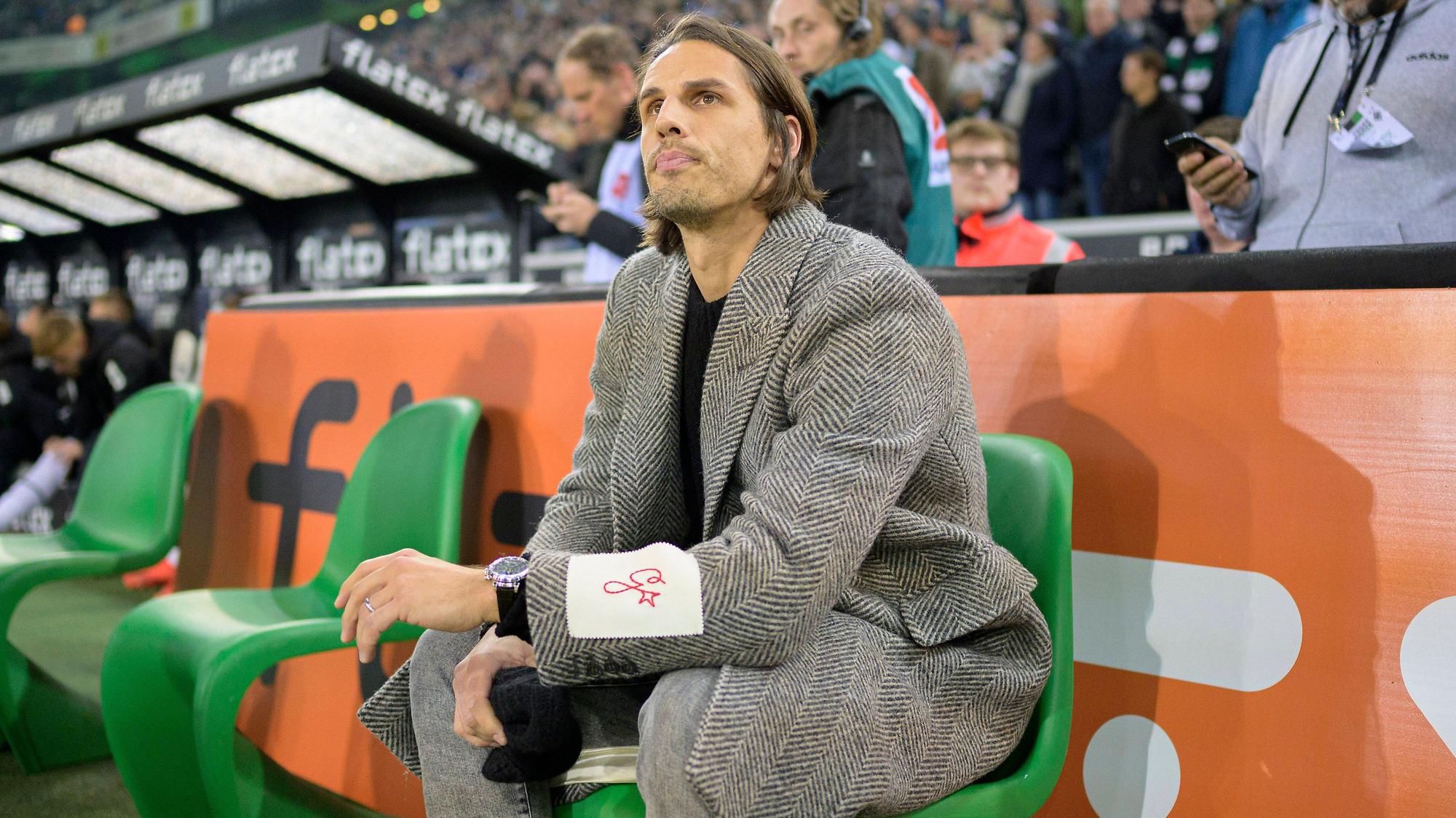 Bald wieder im Tor statt an der Seitenlinie? Yann Sommer, Torhüter von Borussia Mönchengladbach, könnte noch vor der WM-Pause in den Kader der Fohlen zurückkehren. Das Foto zeigt ihn am 4. November 2022 beim Spiel gegen den VfB Stuttgart in Privatkleidung auf der Bank des VfL.