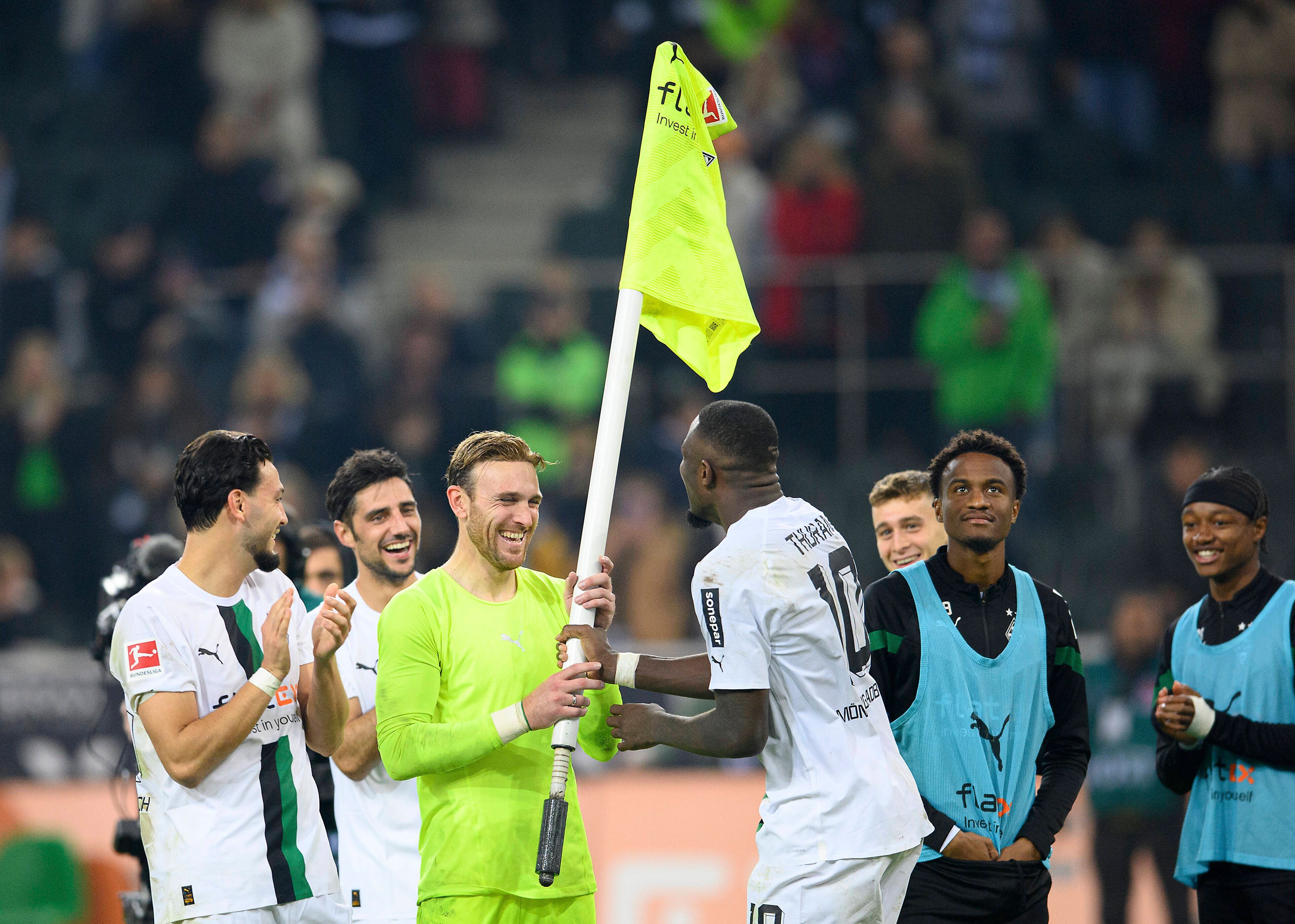 Glückliche Gesichter nach Spielende: Keeper Tobias Sippel lässt sich von Marcus Thuram und weiteren Teamkollegen von Borussia Mönchengladbach mit dem berühmten Eckfahnen-Jubel nach dem Match gegen den VfB Stuttgart am Freitag (4. November 2022) feiern.