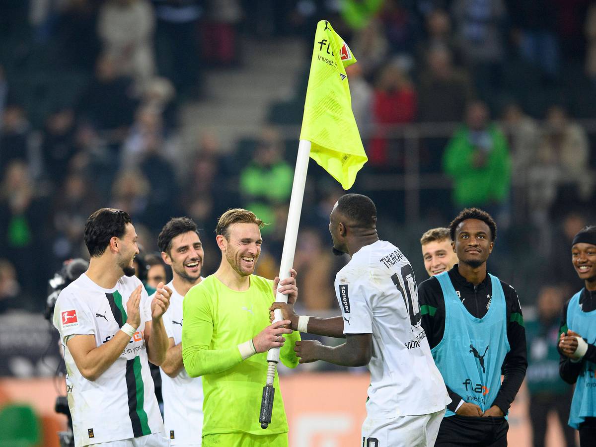 Glückliche Gesichter nach Spielende: Keeper Tobias Sippel lässt sich von Marcus Thuram und weiteren Teamkollegen von Borussia Mönchengladbach mit dem berühmten Eckfahnen-Jubel nach dem Match gegen den VfB Stuttgart am Freitag (4. November 2022) feiern.