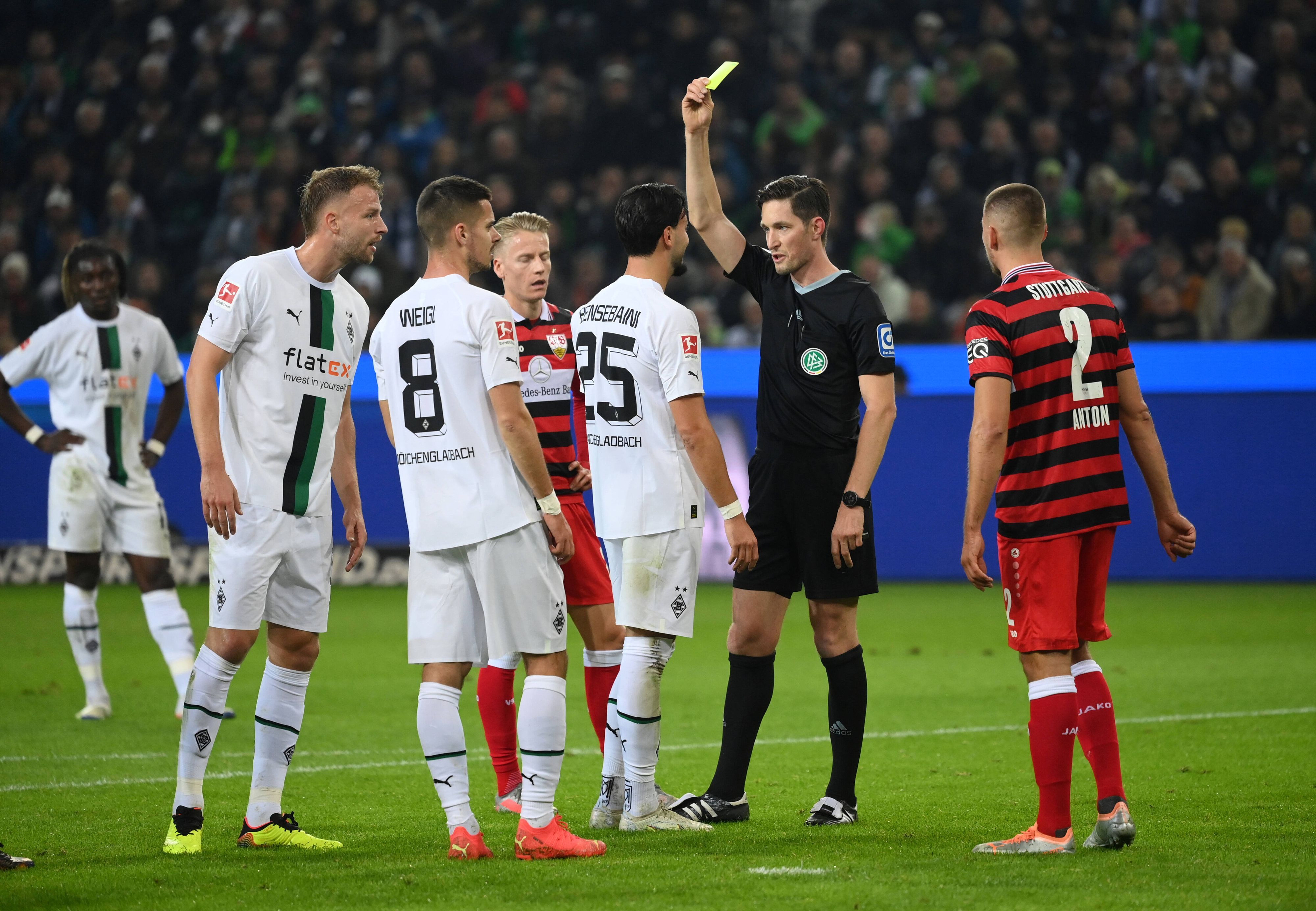 Ramy Bensebaini von Borussia Mönchengladbach sah am Freitag (4. November 2022) in der 17. Spielminute im Spiel gegen den VfB Stuttgart von Schiedsrichter Dr. Matthias Jöllenbeck die Gelbe Karte.