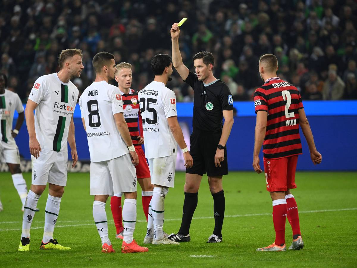 Ramy Bensebaini von Borussia Mönchengladbach sah am Freitag (4. November 2022) in der 17. Spielminute im Spiel gegen den VfB Stuttgart von Schiedsrichter Dr. Matthias Jöllenbeck die Gelbe Karte.