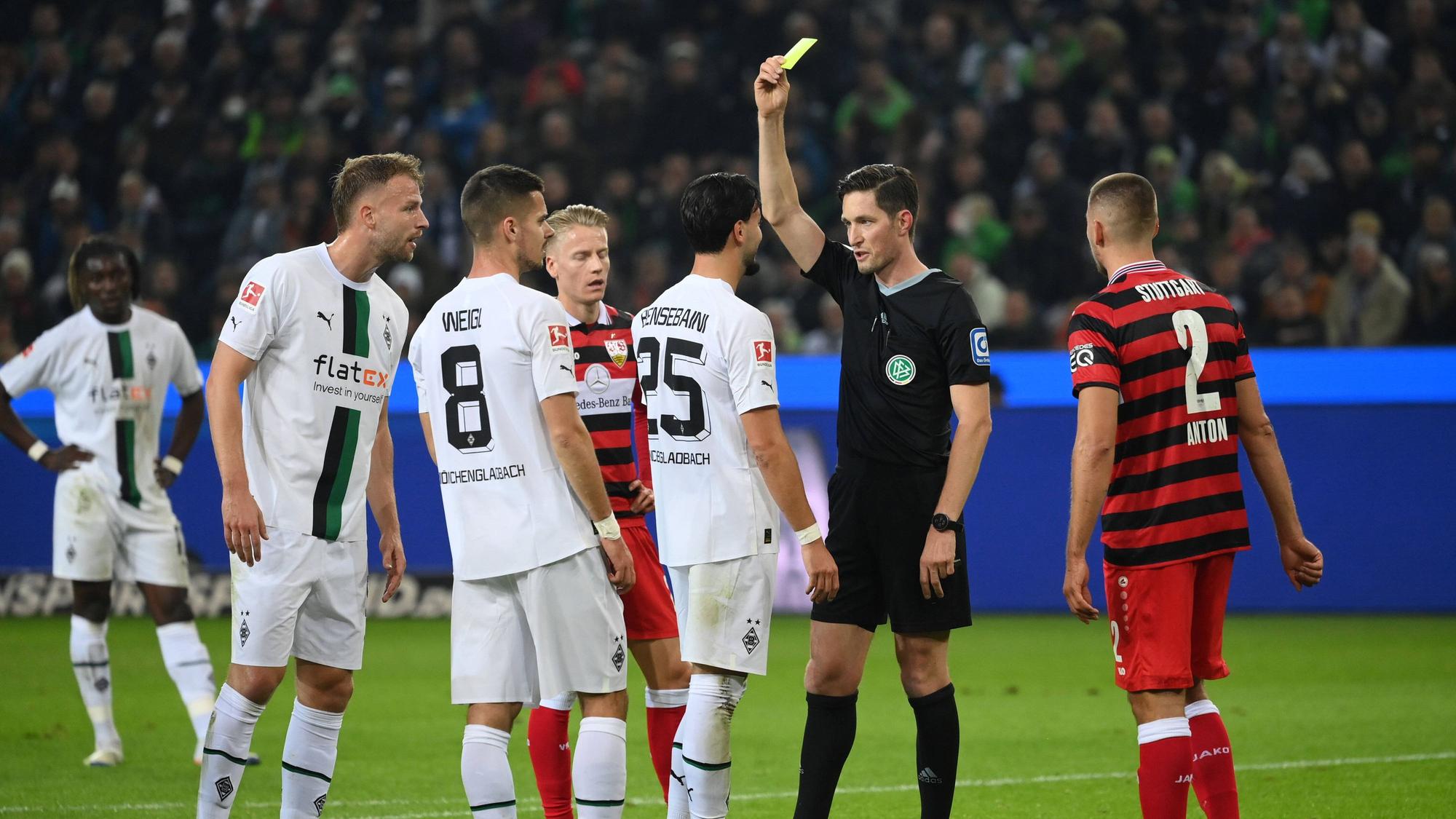 Ramy Bensebaini von Borussia Mönchengladbach sah am Freitag (4. November 2022) in der 17. Spielminute im Spiel gegen den VfB Stuttgart von Schiedsrichter Dr. Matthias Jöllenbeck die Gelbe Karte.