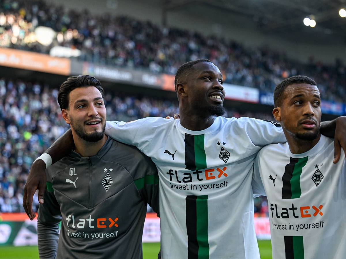 Arm in Arm! Ramy Bensebaini (l.), Marcus Thuram (m.) und Alassane Plea (r.) feiern den Sieg von Borussia Mönchengladbach gegen den 1. FC Köln am 9. Oktober 2022.