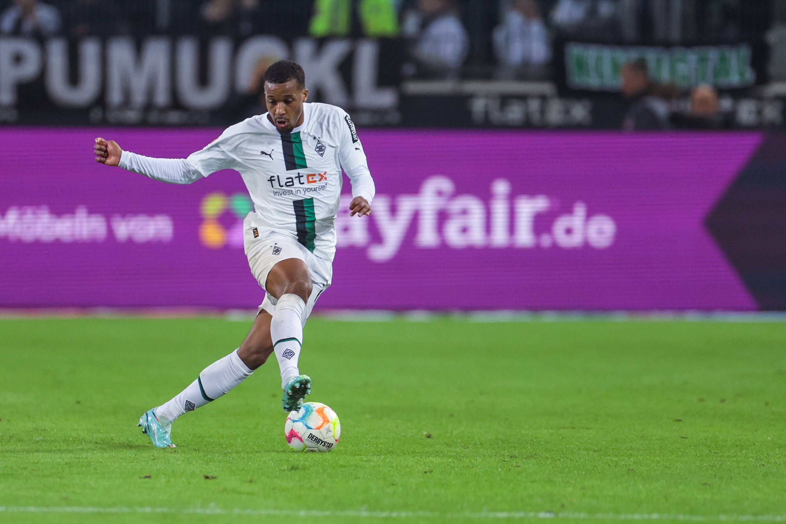 Alassane Plea von Borussia Mönchengladbach spielt im Duell mit dem VfB Stuttgart am 4. November 2022 einen Pass.