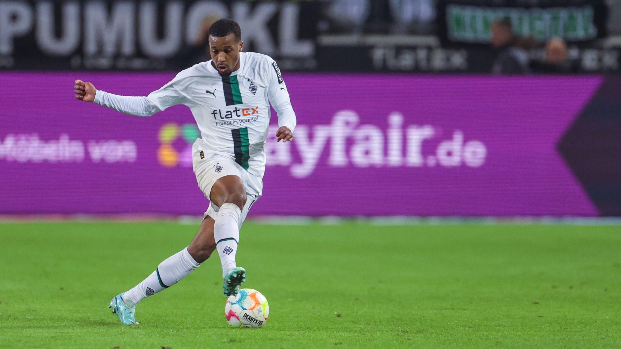Alassane Plea von Borussia Mönchengladbach spielt im Duell mit dem VfB Stuttgart am 4. November 2022 einen Pass.