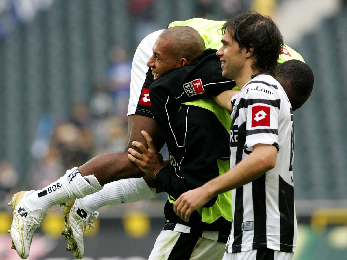 Federico Insúa (r.) freut sich nach einem Sieg von Borussia Mönchengladbach über Arminia Bielefeld mit Torschütze Kahe (l.), der Nando Rafael schultert.