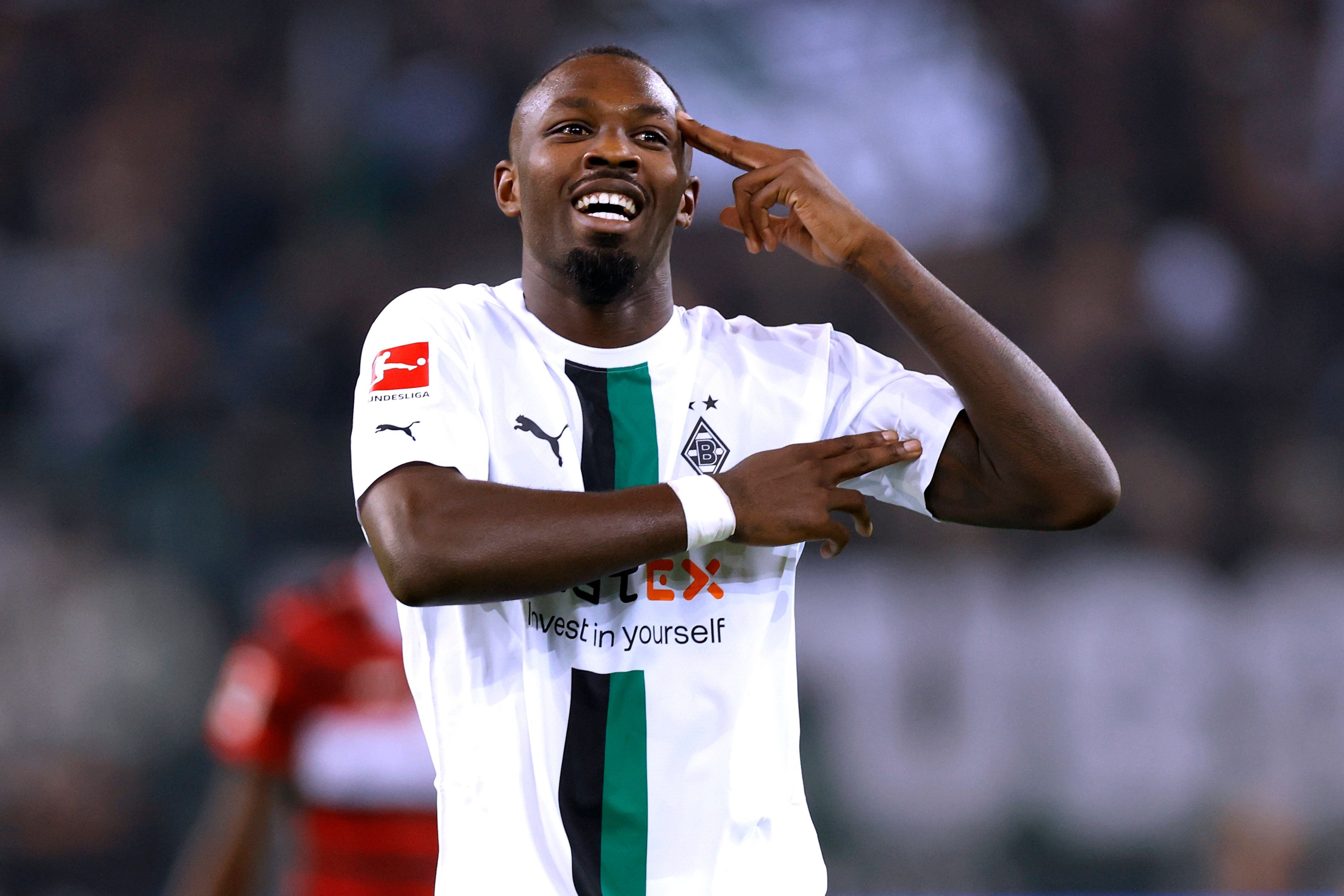 Zwei Finger an die Schläfe, zwei Finger auf den Bizeps: So feiert Marcus Thuram von Borussia Mönchengladbach sein Tor gegen den VfB Stuttgart am 4. November 2022.