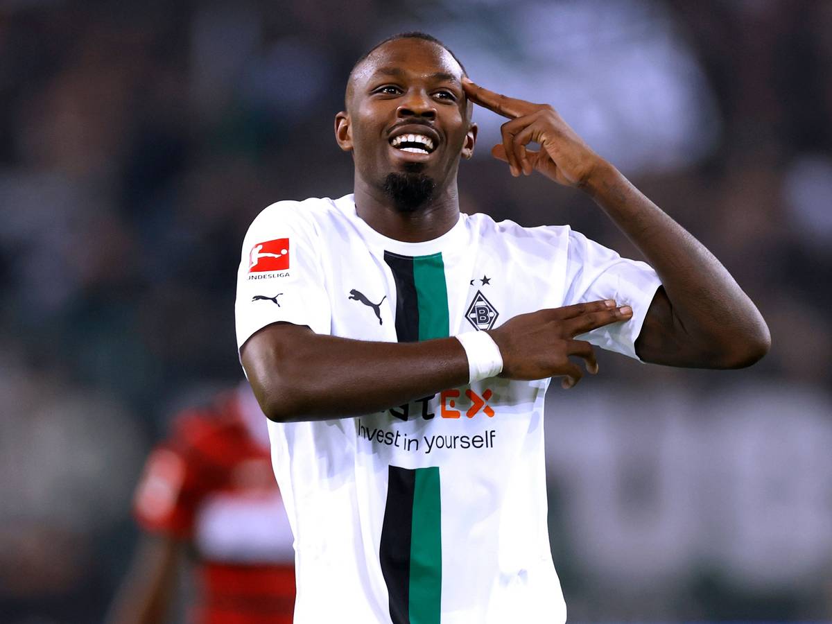 Zwei Finger an die Schläfe, zwei Finger auf den Bizeps: So feiert Marcus Thuram von Borussia Mönchengladbach sein Tor gegen den VfB Stuttgart am 4. November 2022.
