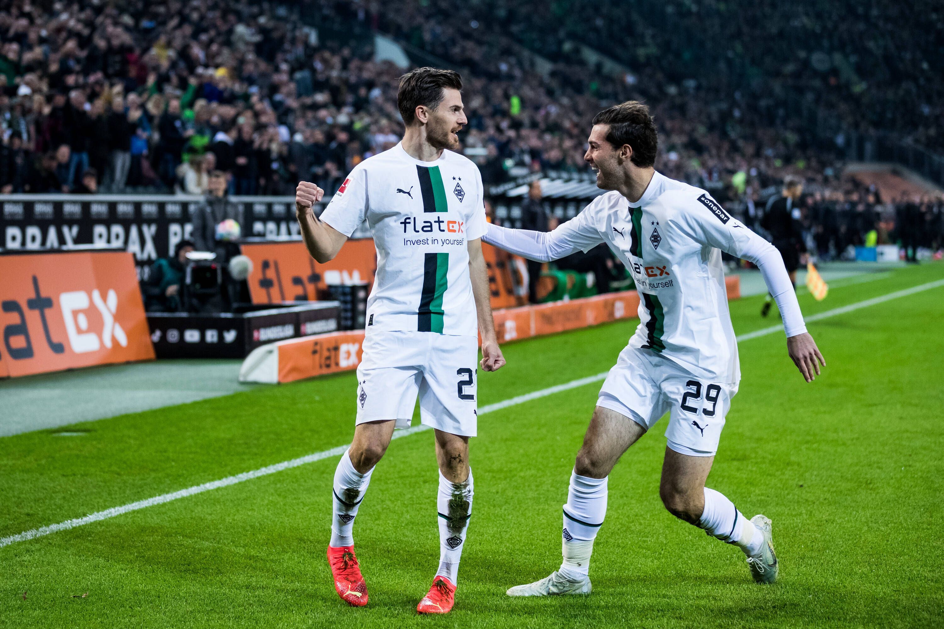 Jonas Hofmann (l.) bejubelt seinen Treffer zum 1:0 für Borussia Mönchengladbach am 4. November 2022 gegen den VfB Stuttgart. Joe Scally ist als erster Gratulant zur Stelle.