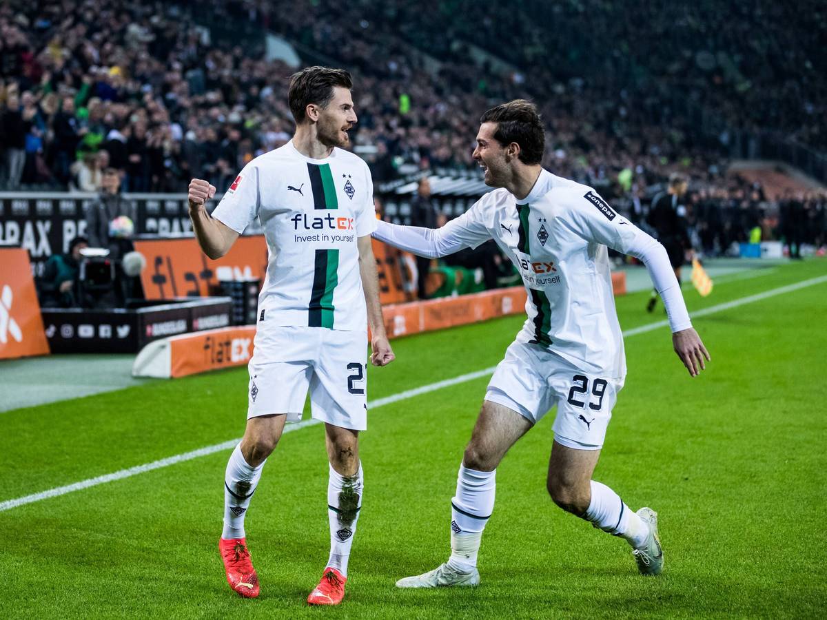 Jonas Hofmann (l.) bejubelt seinen Treffer zum 1:0 für Borussia Mönchengladbach am 4. November 2022 gegen den VfB Stuttgart. Joe Scally ist als erster Gratulant zur Stelle.