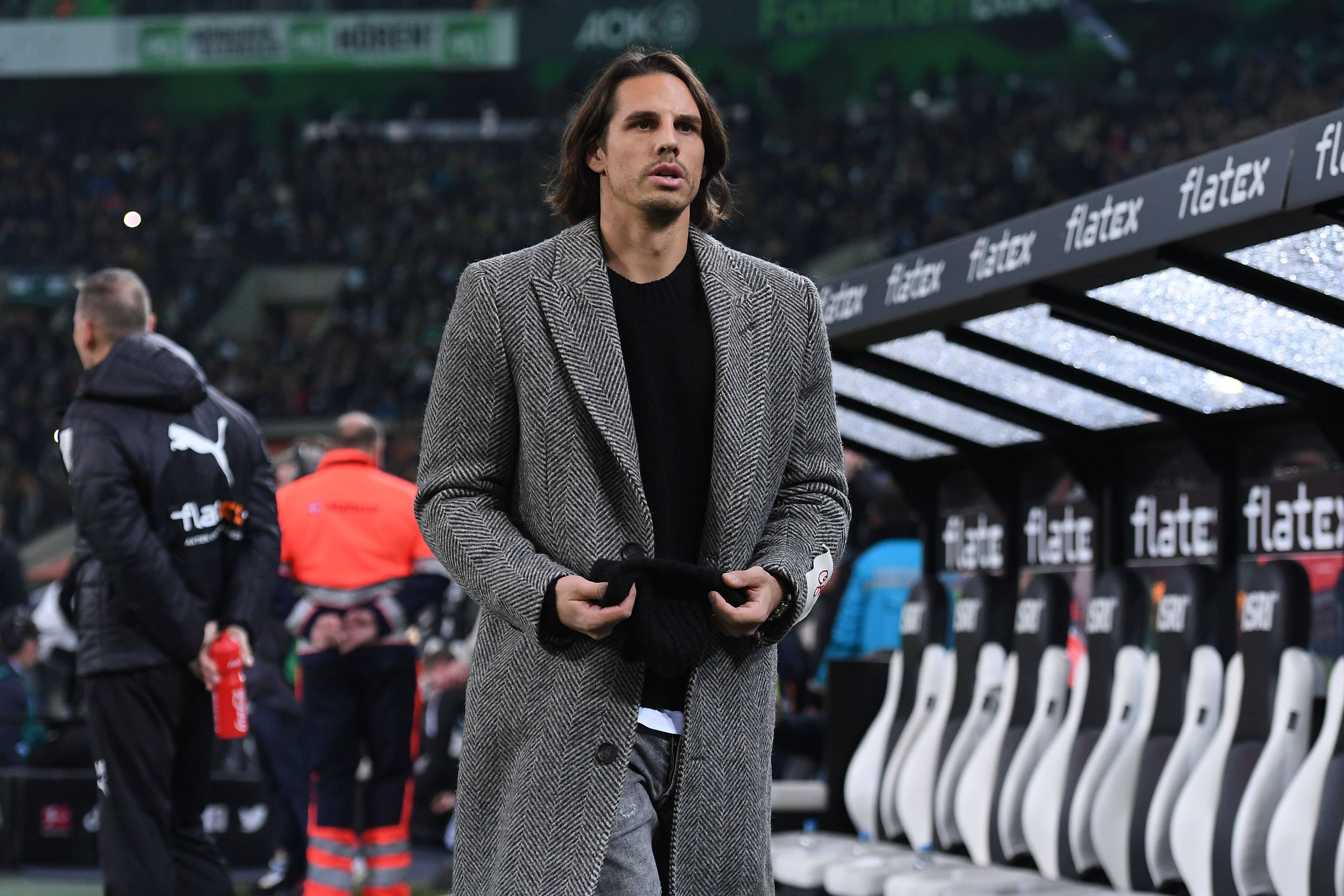 Yann Sommer in Straßenkleidung am Spielfeldrand des Borussia-Park am 4. November 2022. Beim Spiel von Borussia Mönchengladbach gegen den VfB Stuttgart fehlt er verletzungsbedingt.