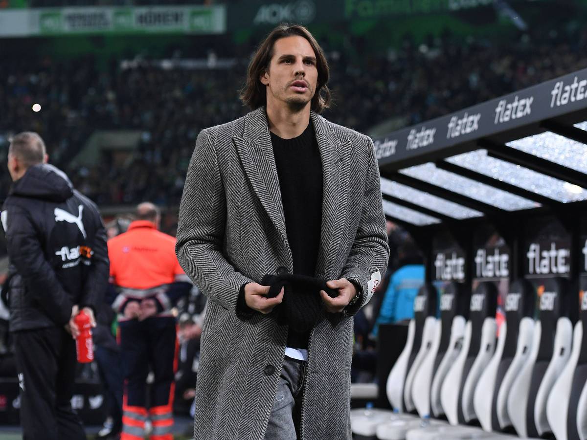 Yann Sommer in Straßenkleidung am Spielfeldrand des Borussia-Park am 4. November 2022. Beim Spiel von Borussia Mönchengladbach gegen den VfB Stuttgart fehlt er verletzungsbedingt.