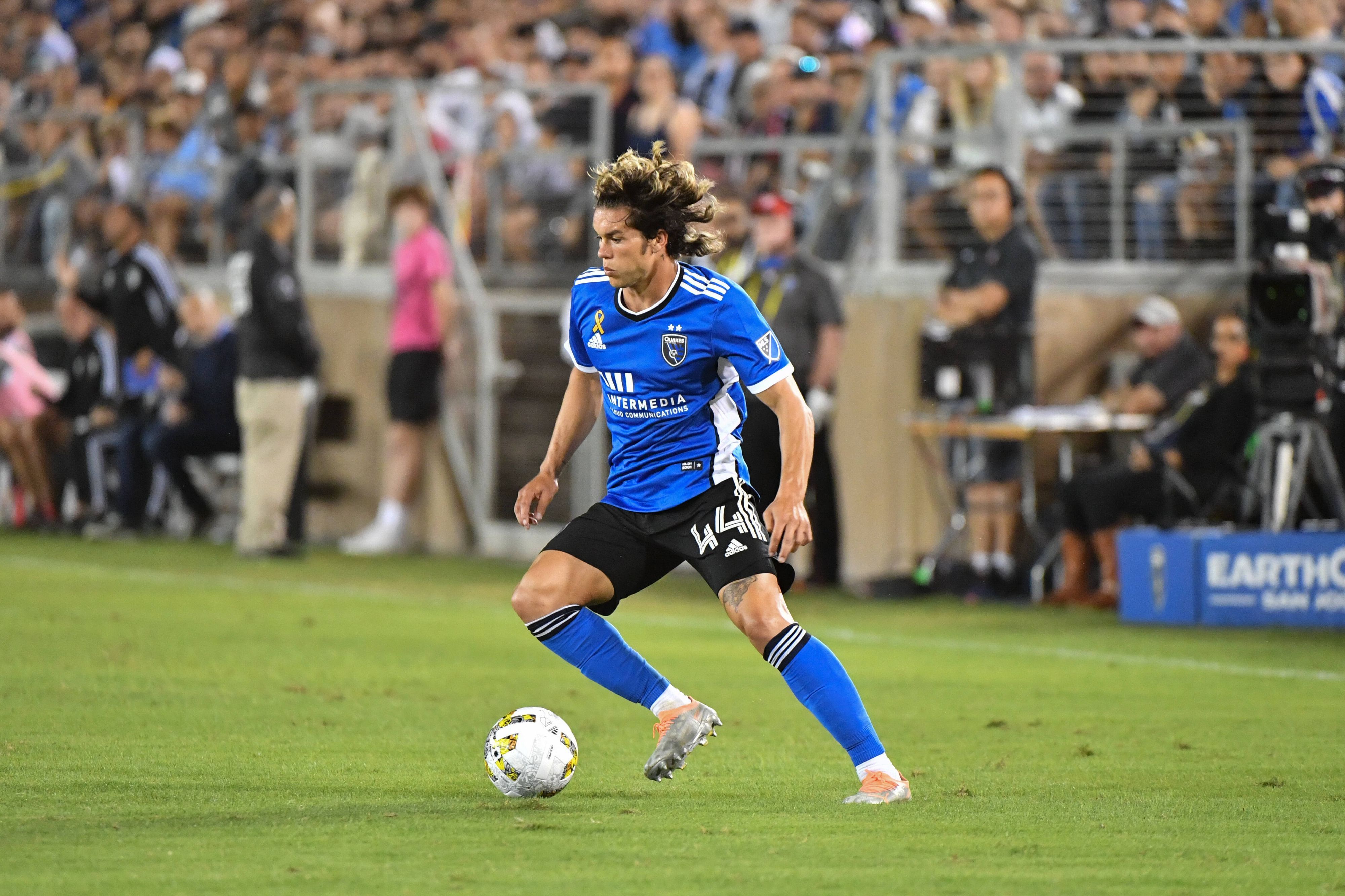 Cade Cowell, hier am 24. September 2022 beim MLS-Spiel der San José Earthquakes bei Los Angeles Galaxy, führt den Ball am Fuß.