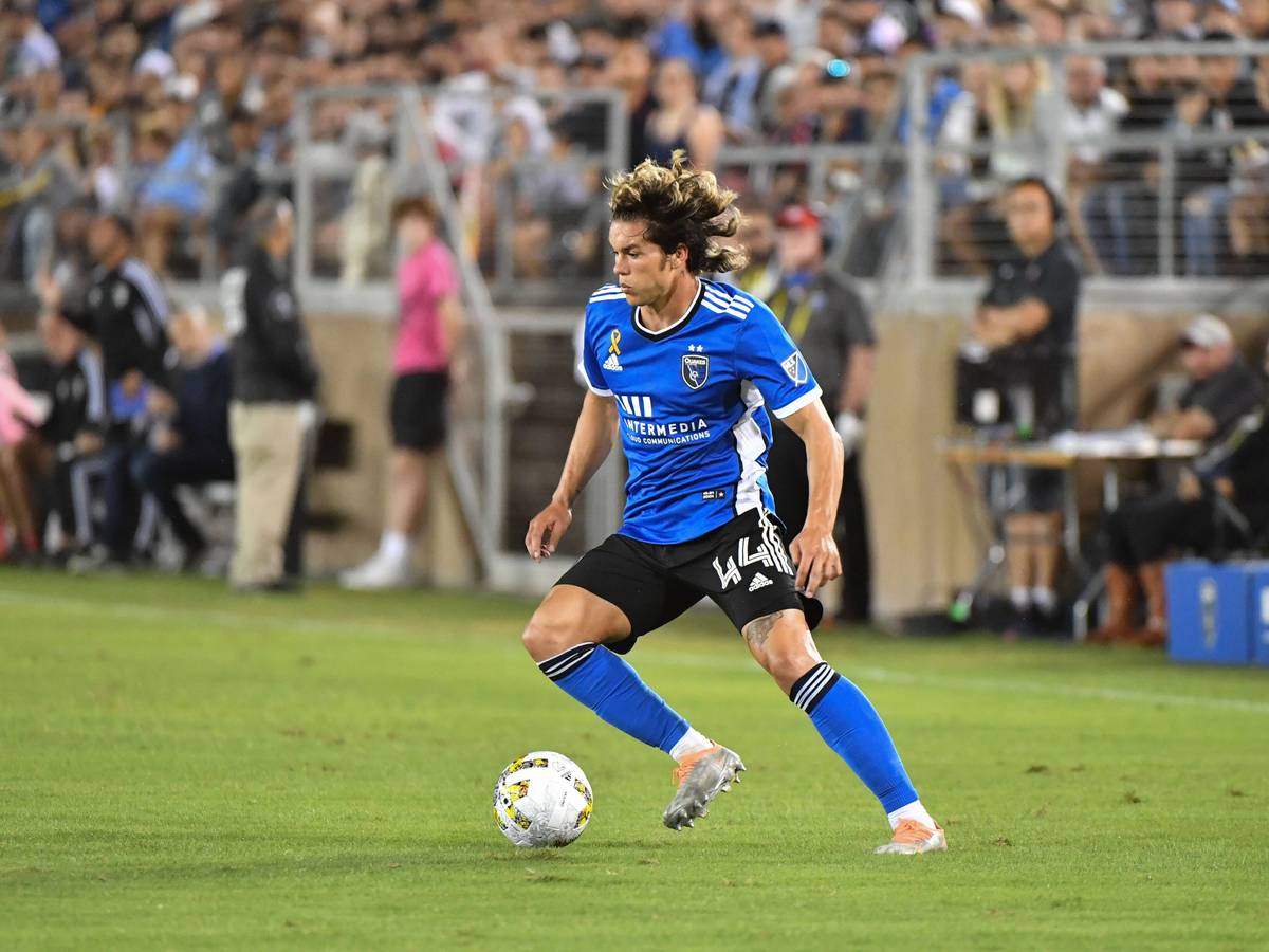 Cade Cowell, hier am 24. September 2022 beim MLS-Spiel der San José Earthquakes bei Los Angeles Galaxy, führt den Ball am Fuß.